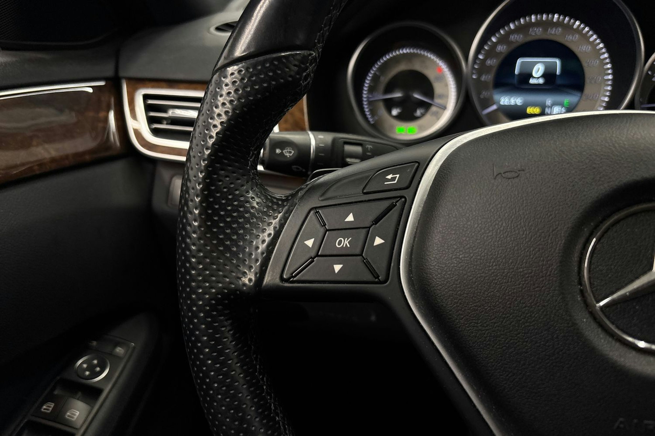 harmaa Mercedes-Benz E 2015 kuva 21.