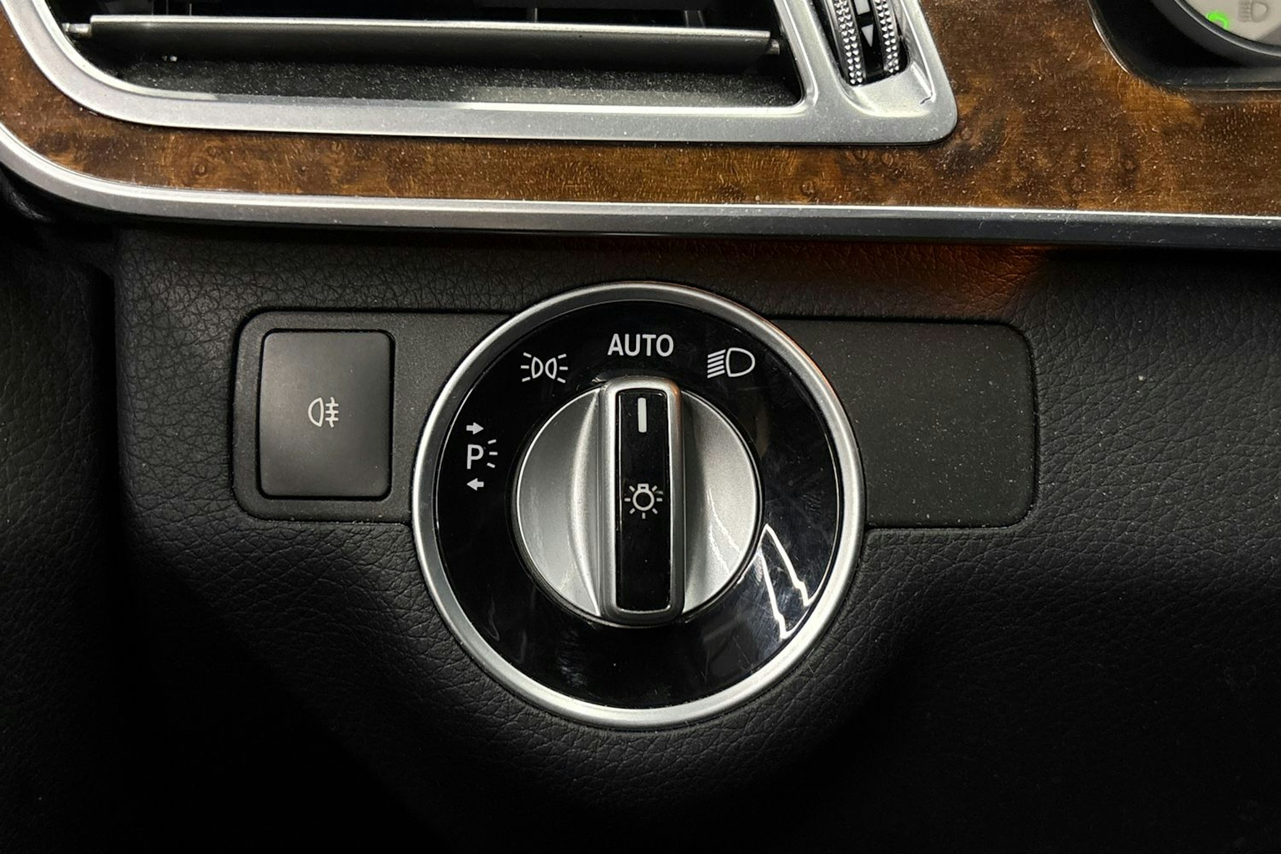 harmaa Mercedes-Benz E 2015 kuva 23.