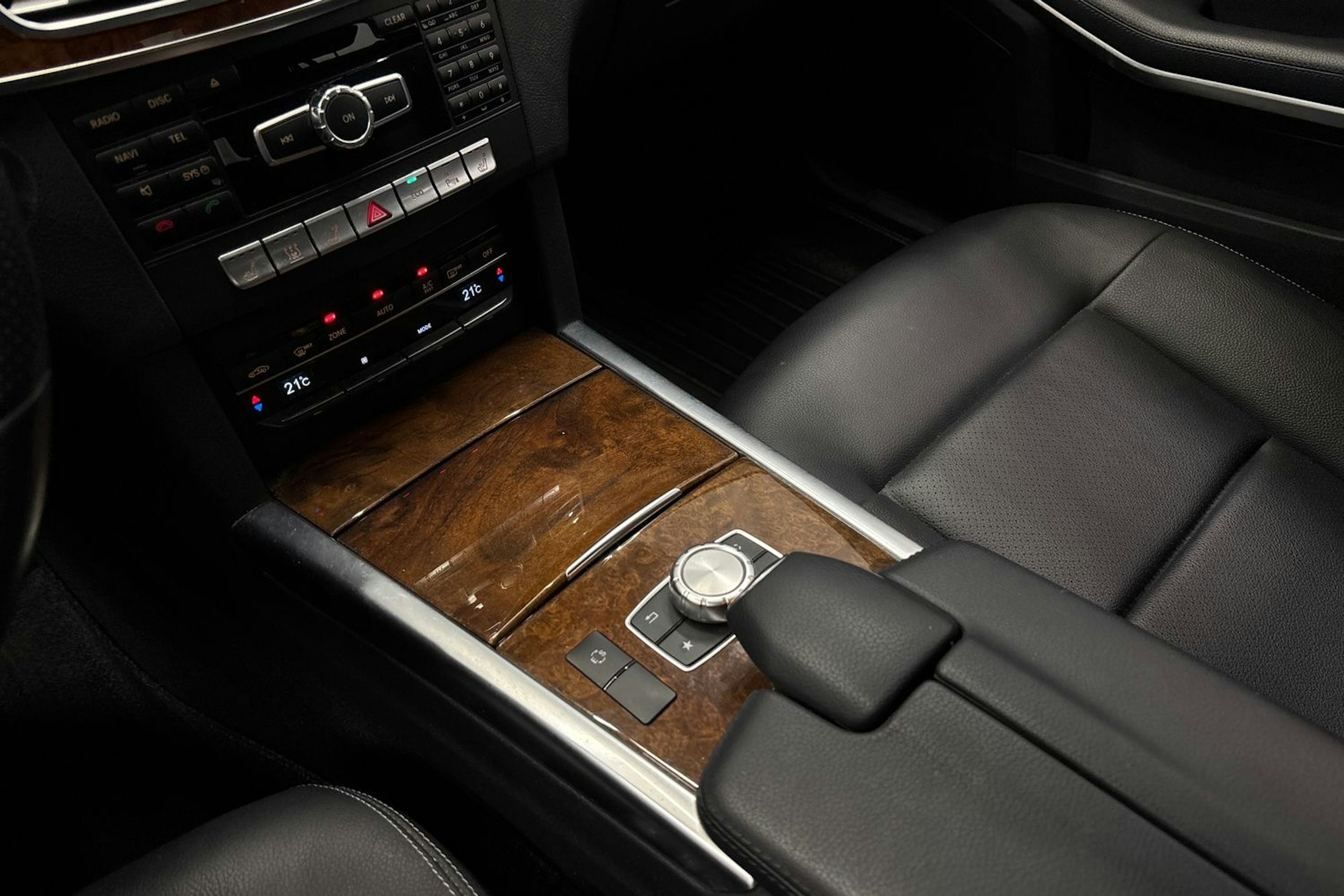 harmaa Mercedes-Benz E 2015 kuva 26.