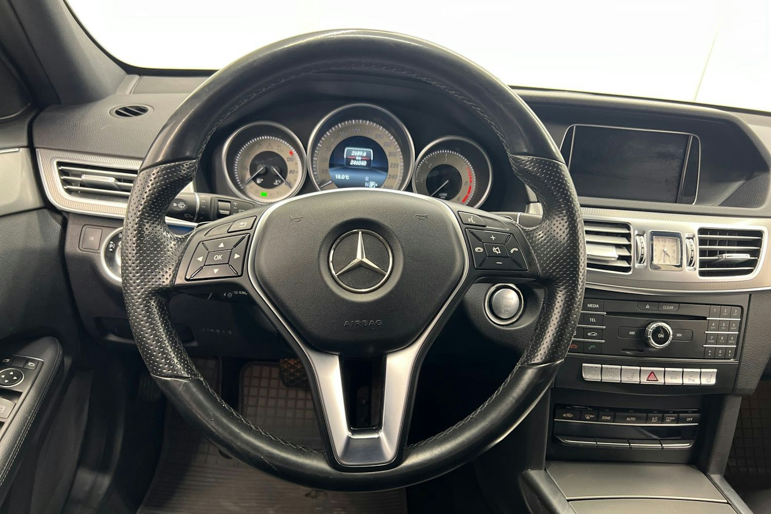 valkoinen Mercedes-Benz E 2015 kuva 16.