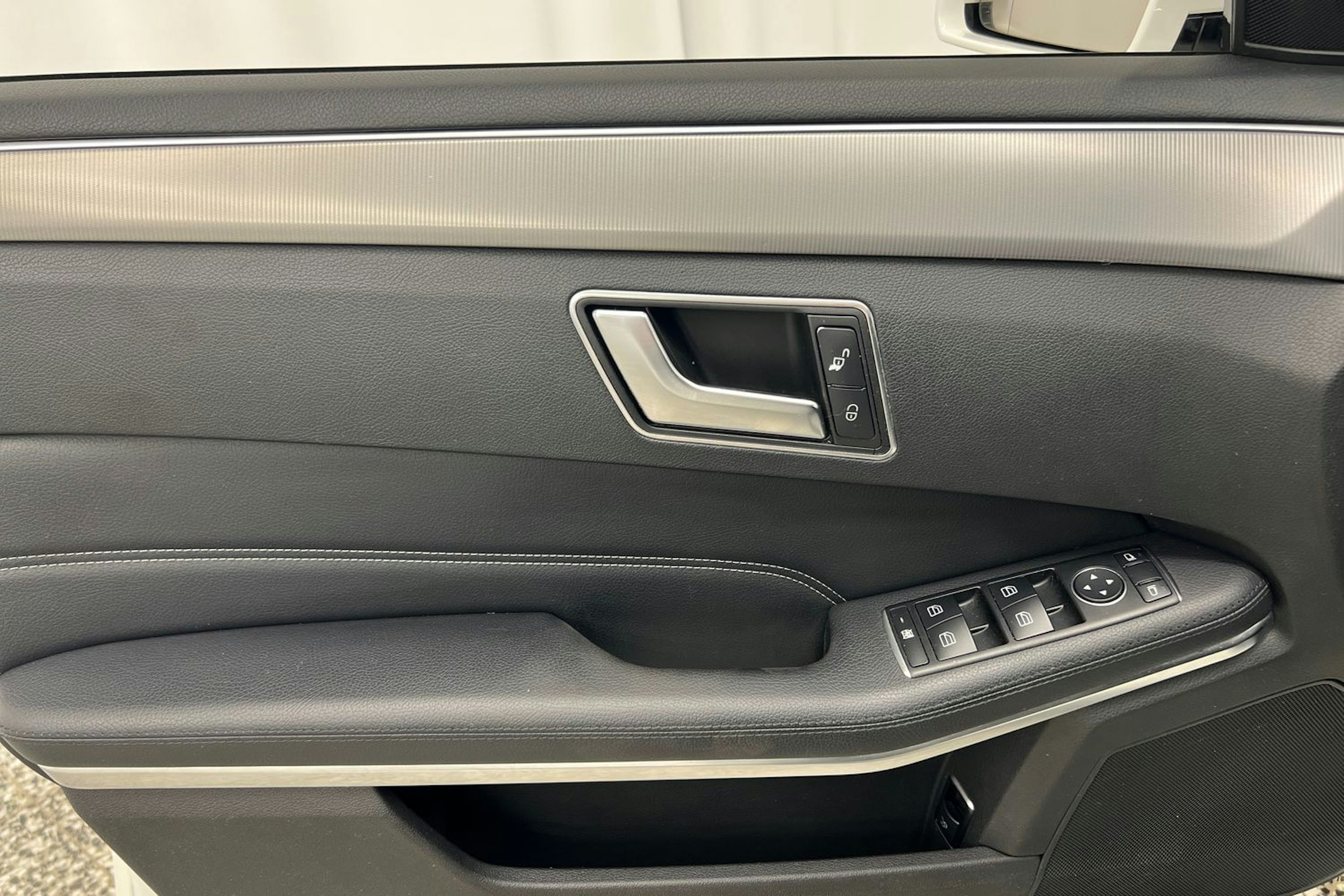 valkoinen Mercedes-Benz E 2015 kuva 21.