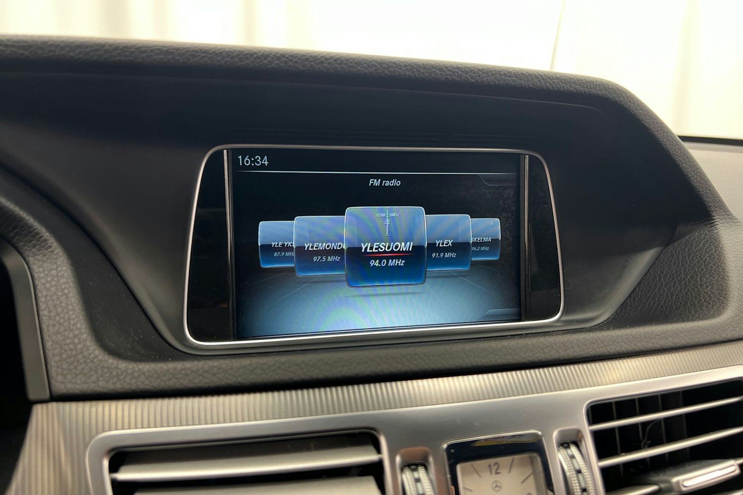 valkoinen Mercedes-Benz E 2015 kuva 25.