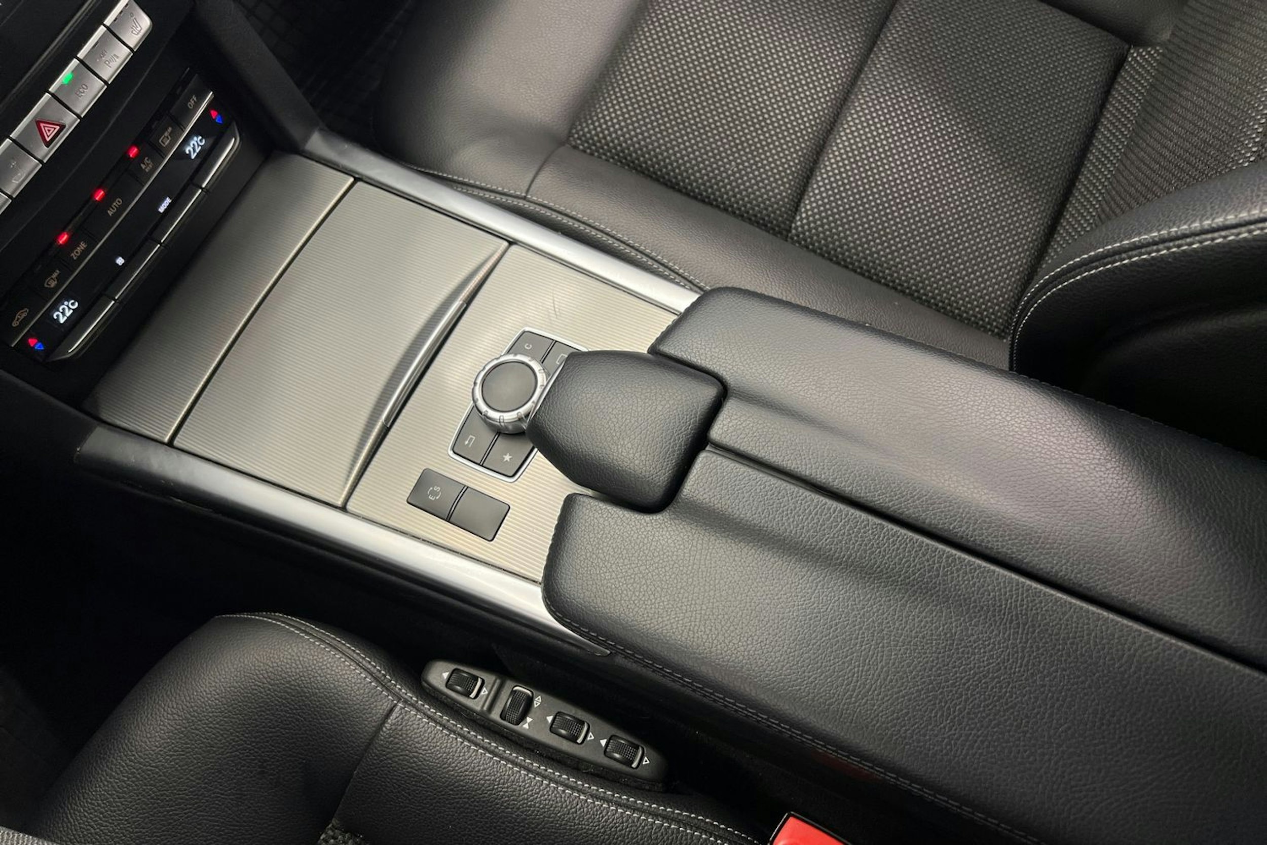 valkoinen Mercedes-Benz E 2015 kuva 28.