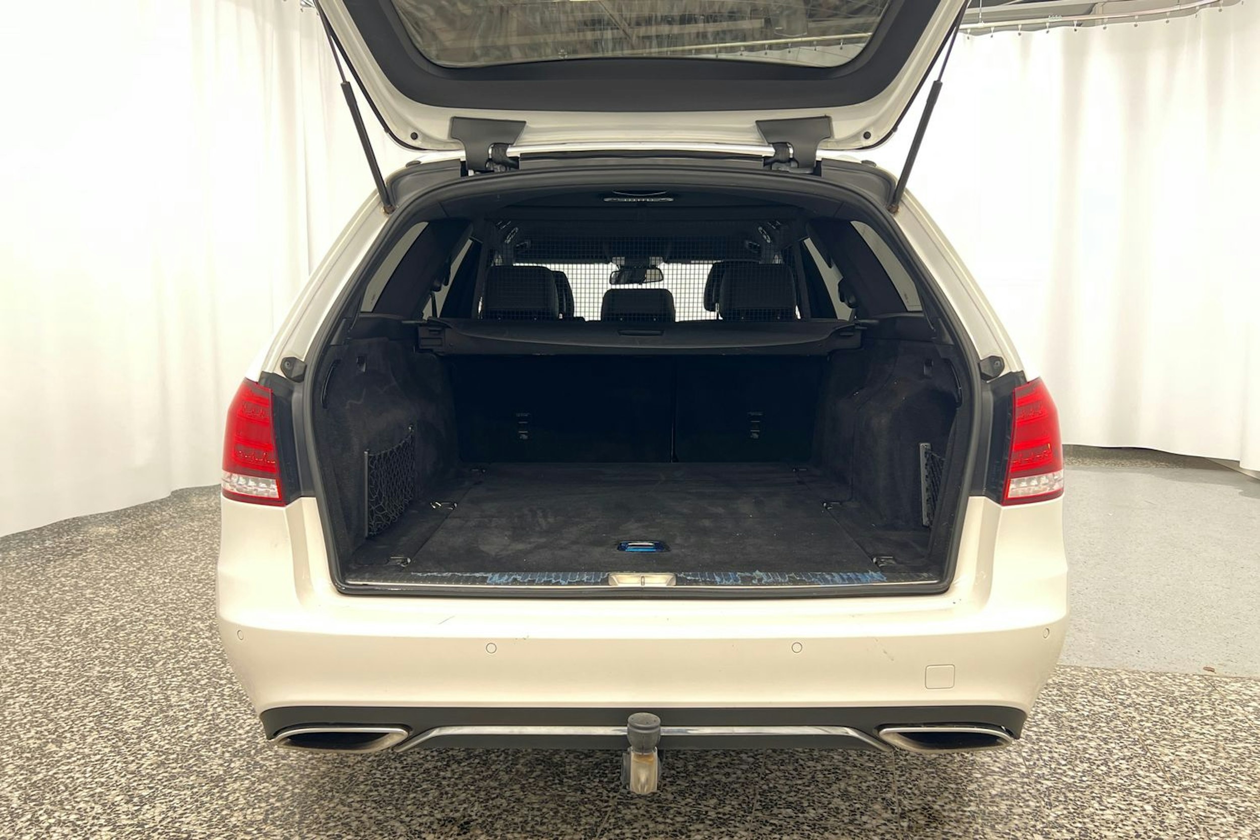 valkoinen Mercedes-Benz E 2015 kuva 32.