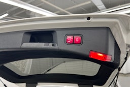 valkoinen Mercedes-Benz E 2015 kuva 33.