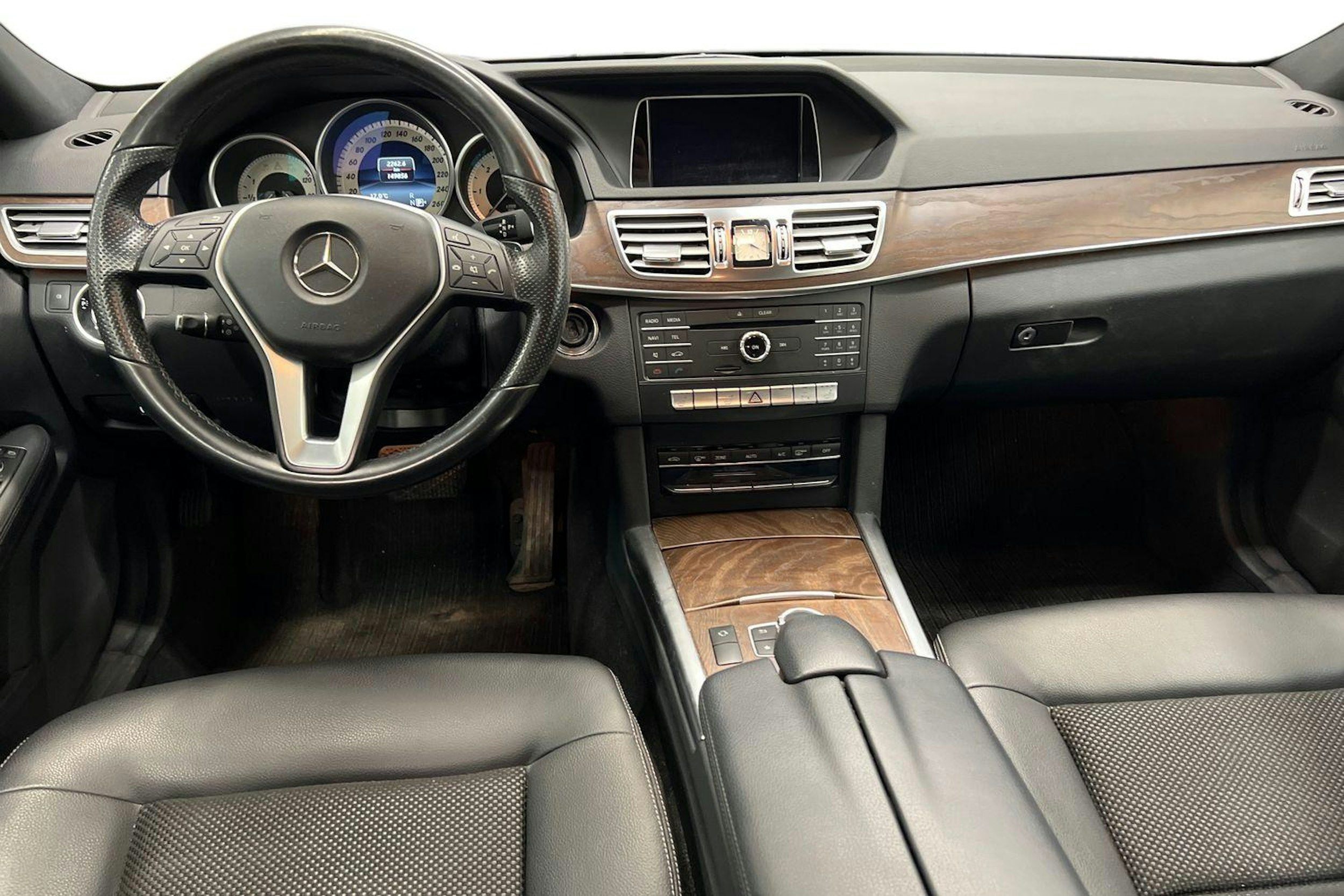 Harmaa Mercedes-Benz E 2015 kuva 7.