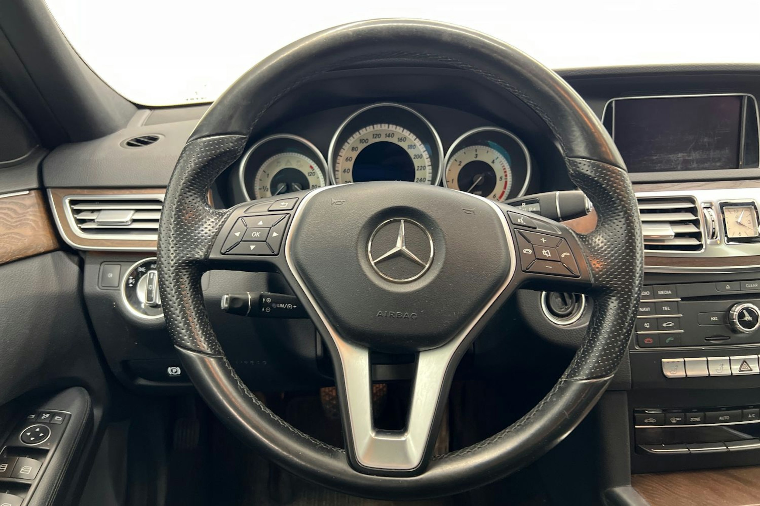 Harmaa Mercedes-Benz E 2015 kuva 13.