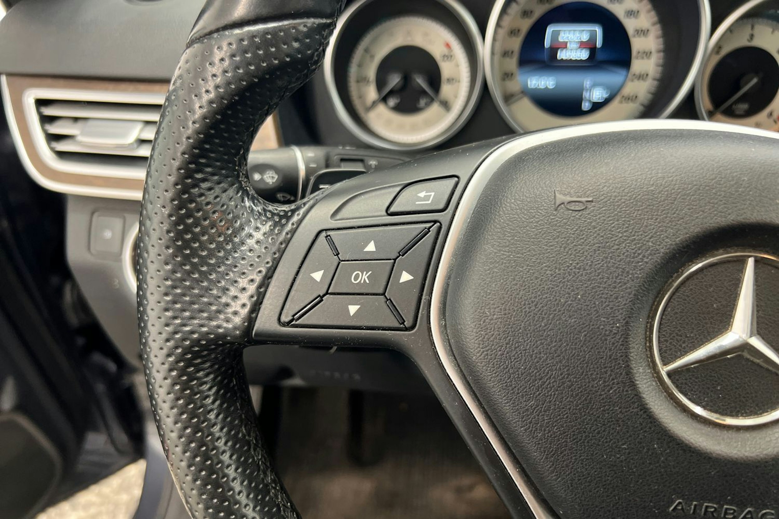 Harmaa Mercedes-Benz E 2015 kuva 15.