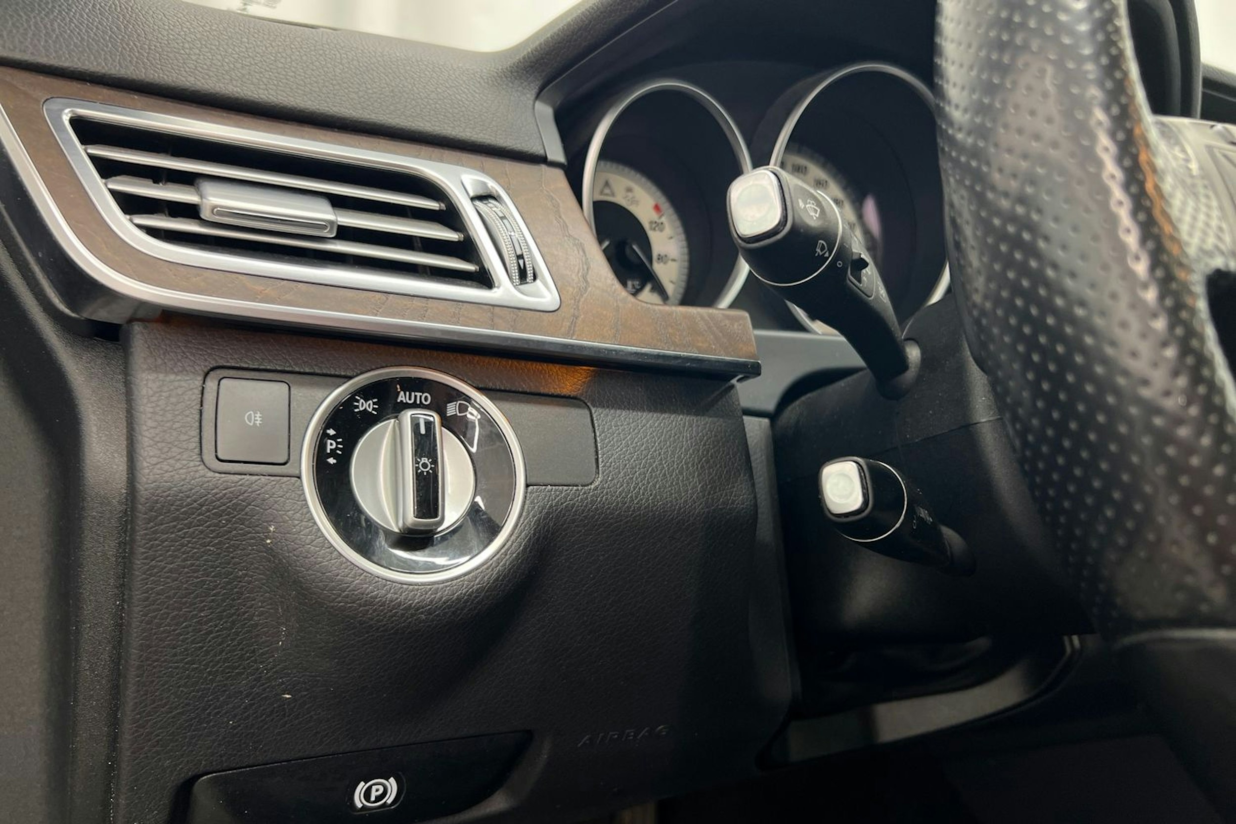 Harmaa Mercedes-Benz E 2015 kuva 17.