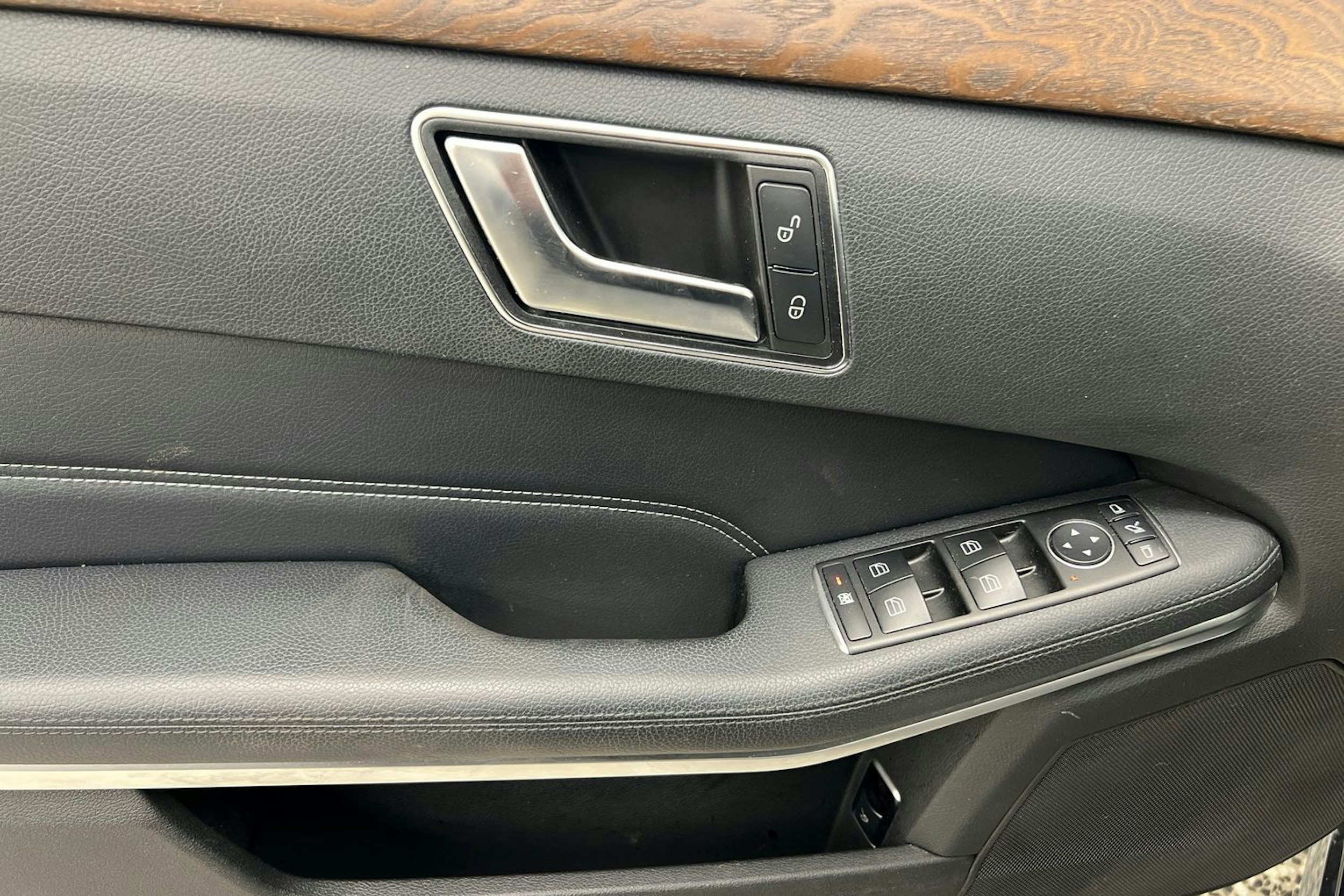 Harmaa Mercedes-Benz E 2015 kuva 18.