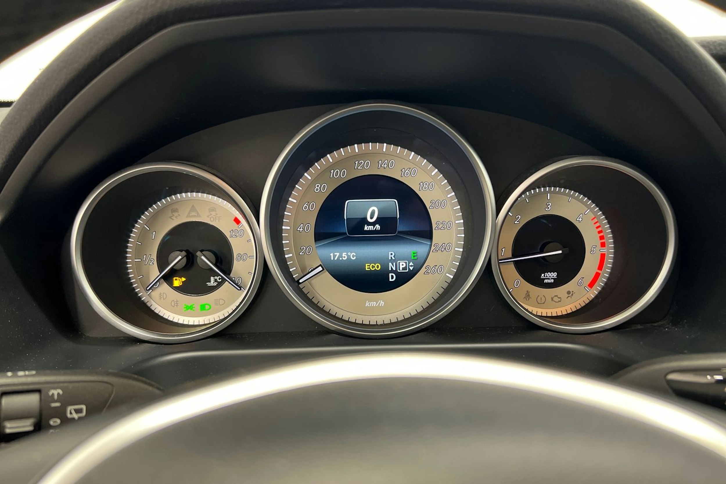 Harmaa Mercedes-Benz E 2015 kuva 19.