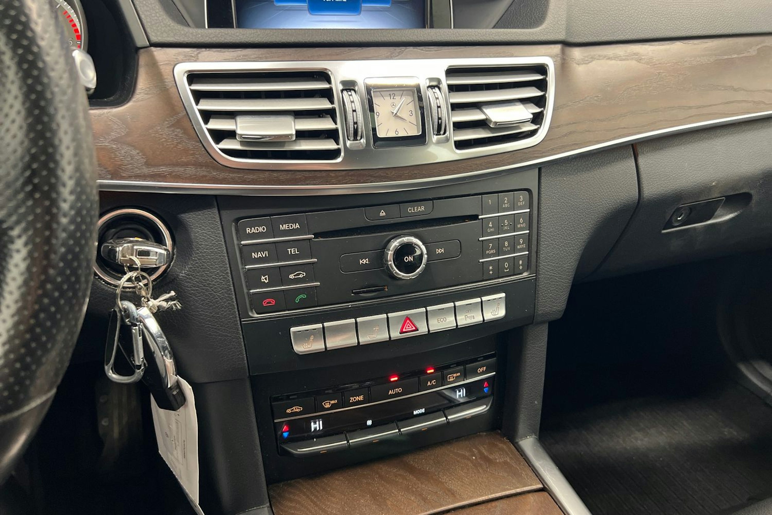 Harmaa Mercedes-Benz E 2015 kuva 23.