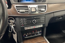 Harmaa Mercedes-Benz E 2015 kuva 23.