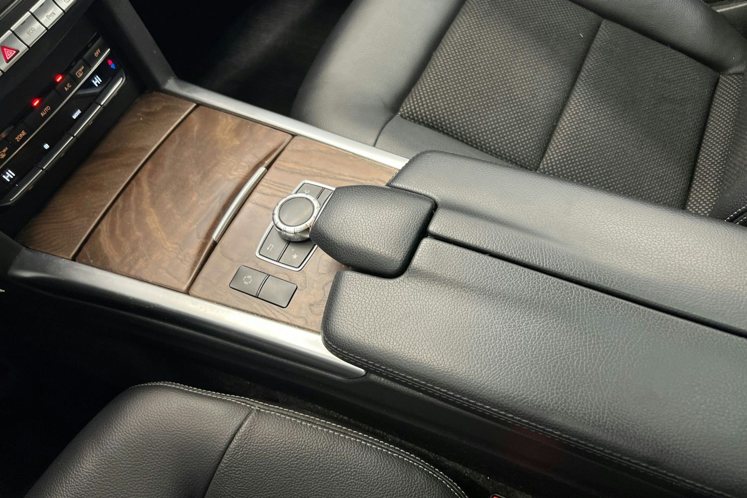 Harmaa Mercedes-Benz E 2015 kuva 24.