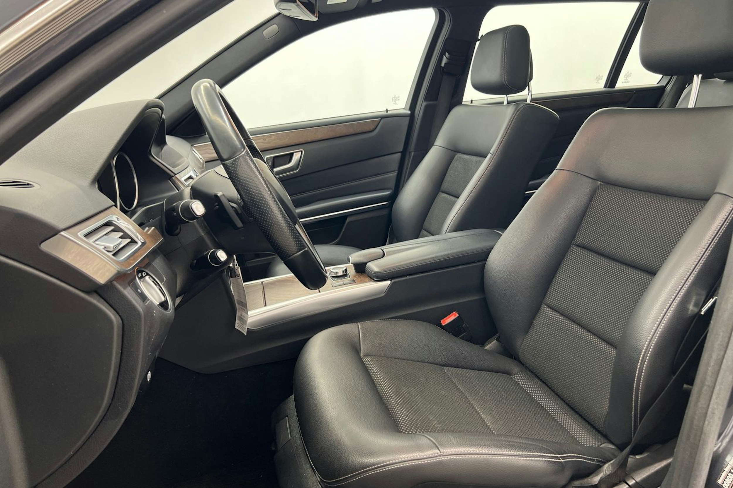 Harmaa Mercedes-Benz E 2015 kuva 25.