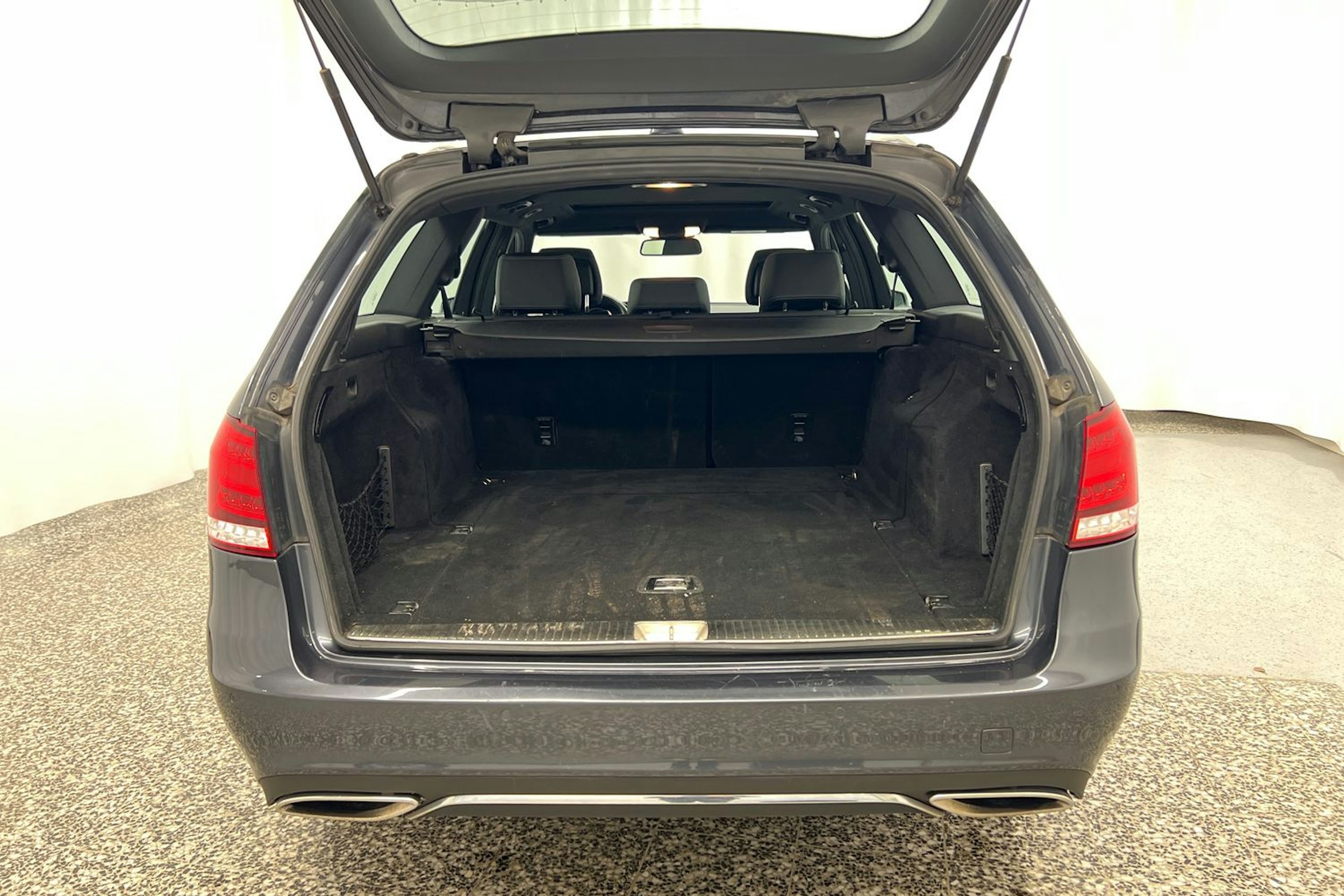Harmaa Mercedes-Benz E 2015 kuva 27.