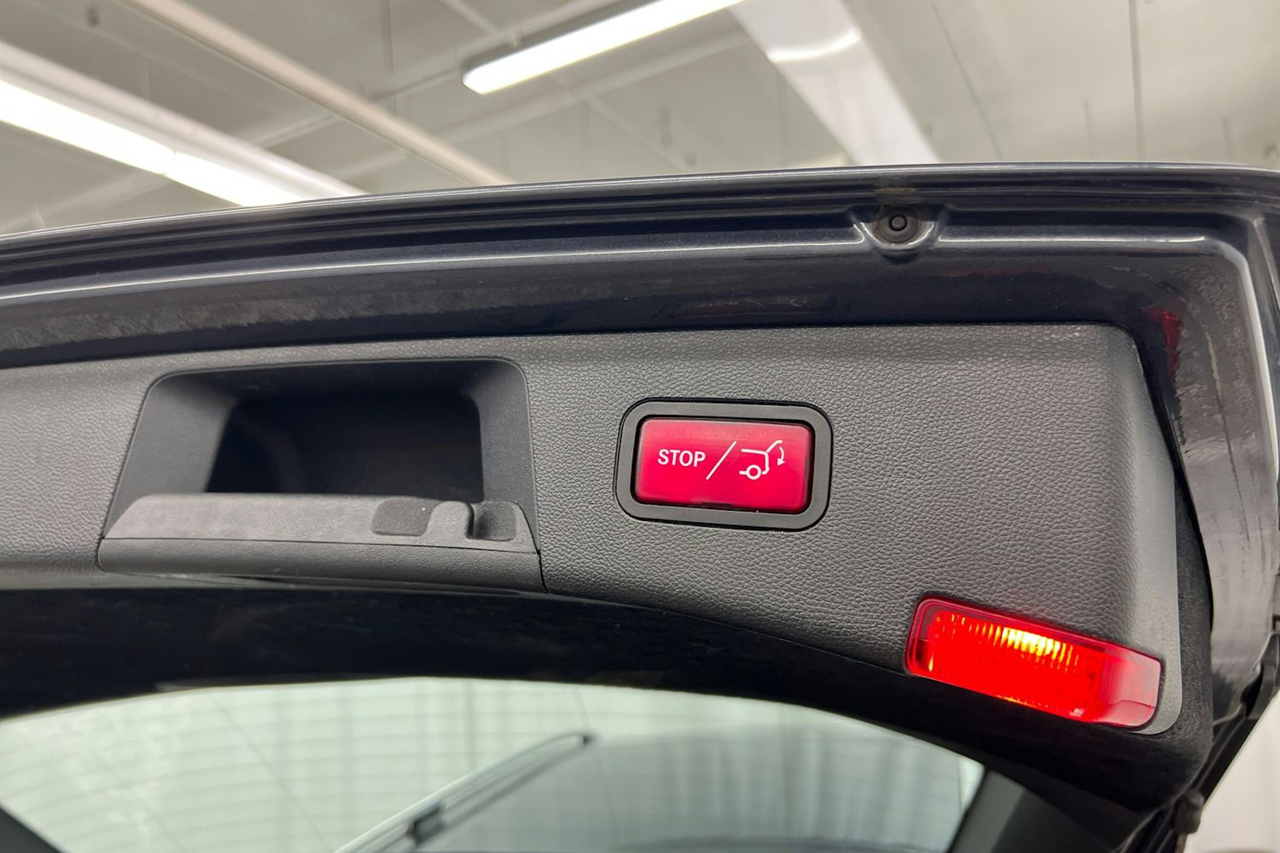 Harmaa Mercedes-Benz E 2015 kuva 28.