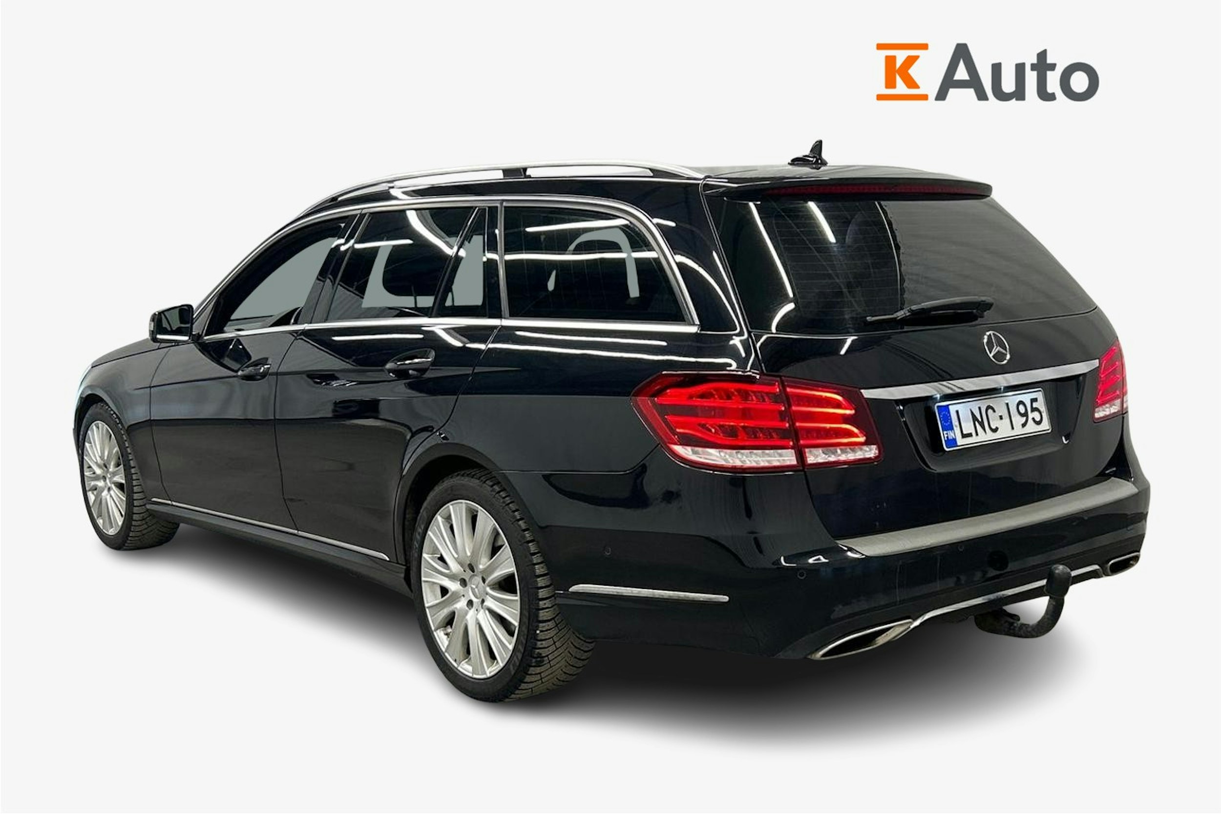 musta Mercedes-Benz E 2015 kuva 2.