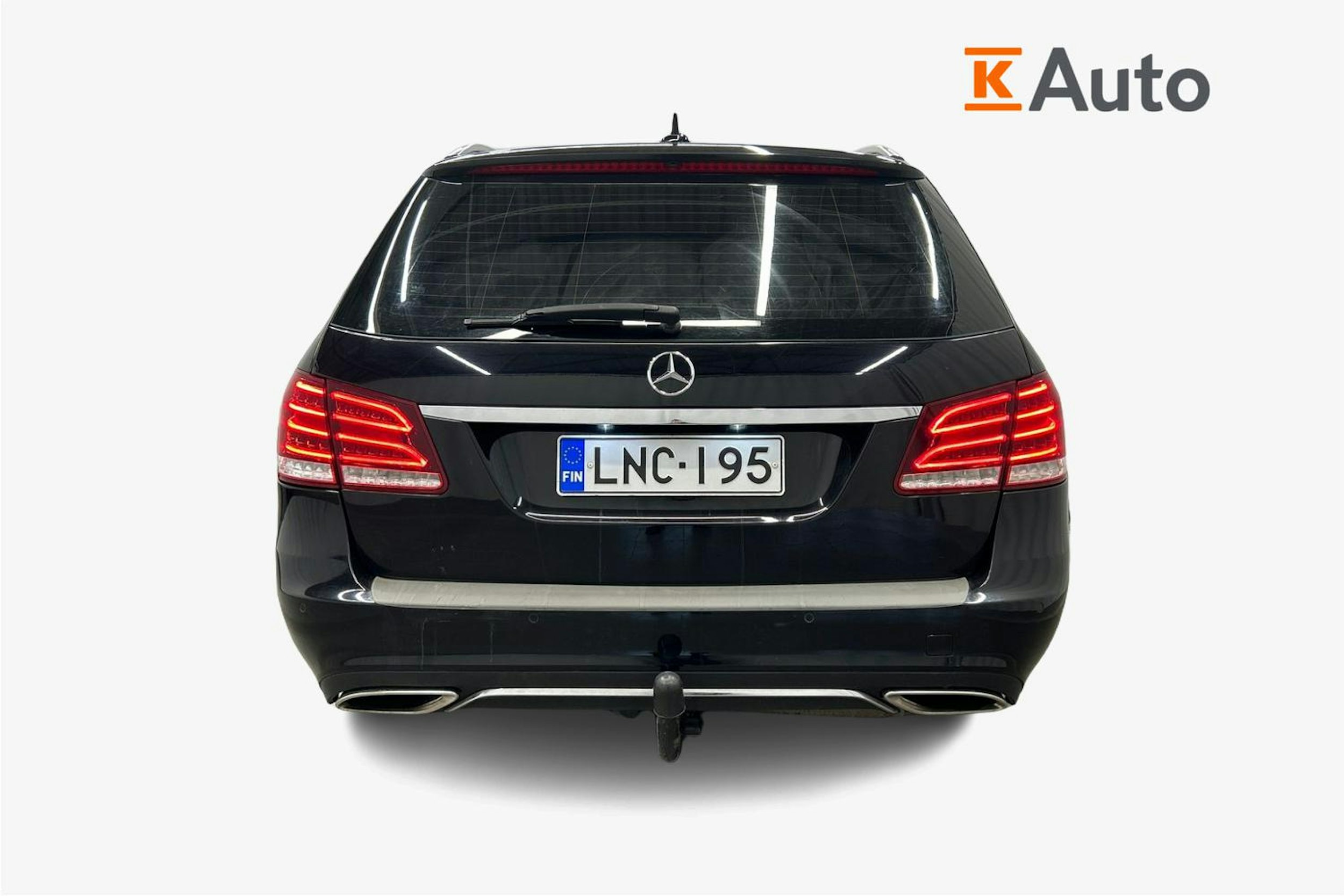musta Mercedes-Benz E 2015 kuva 3.