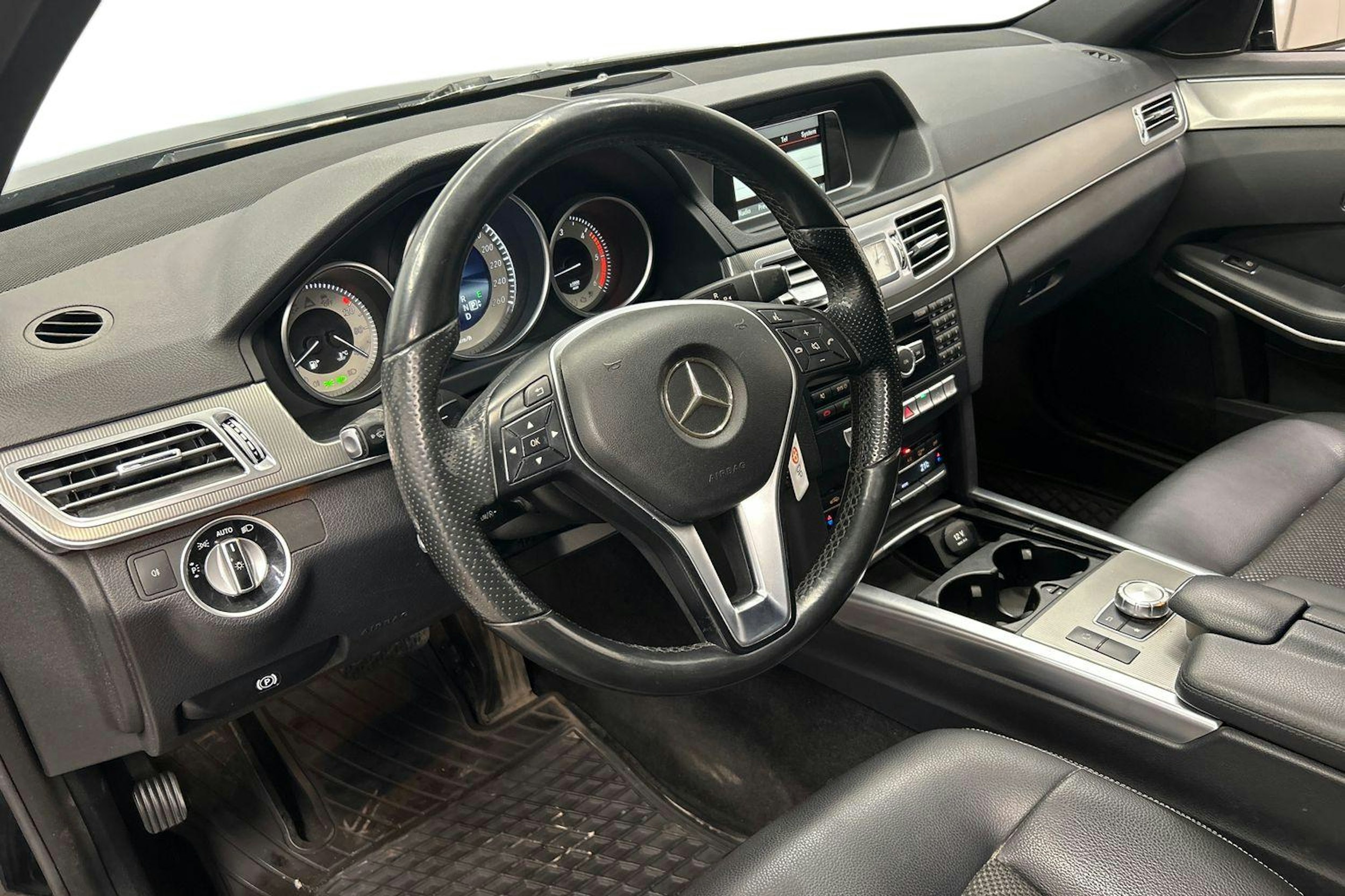 musta Mercedes-Benz E 2015 kuva 7.