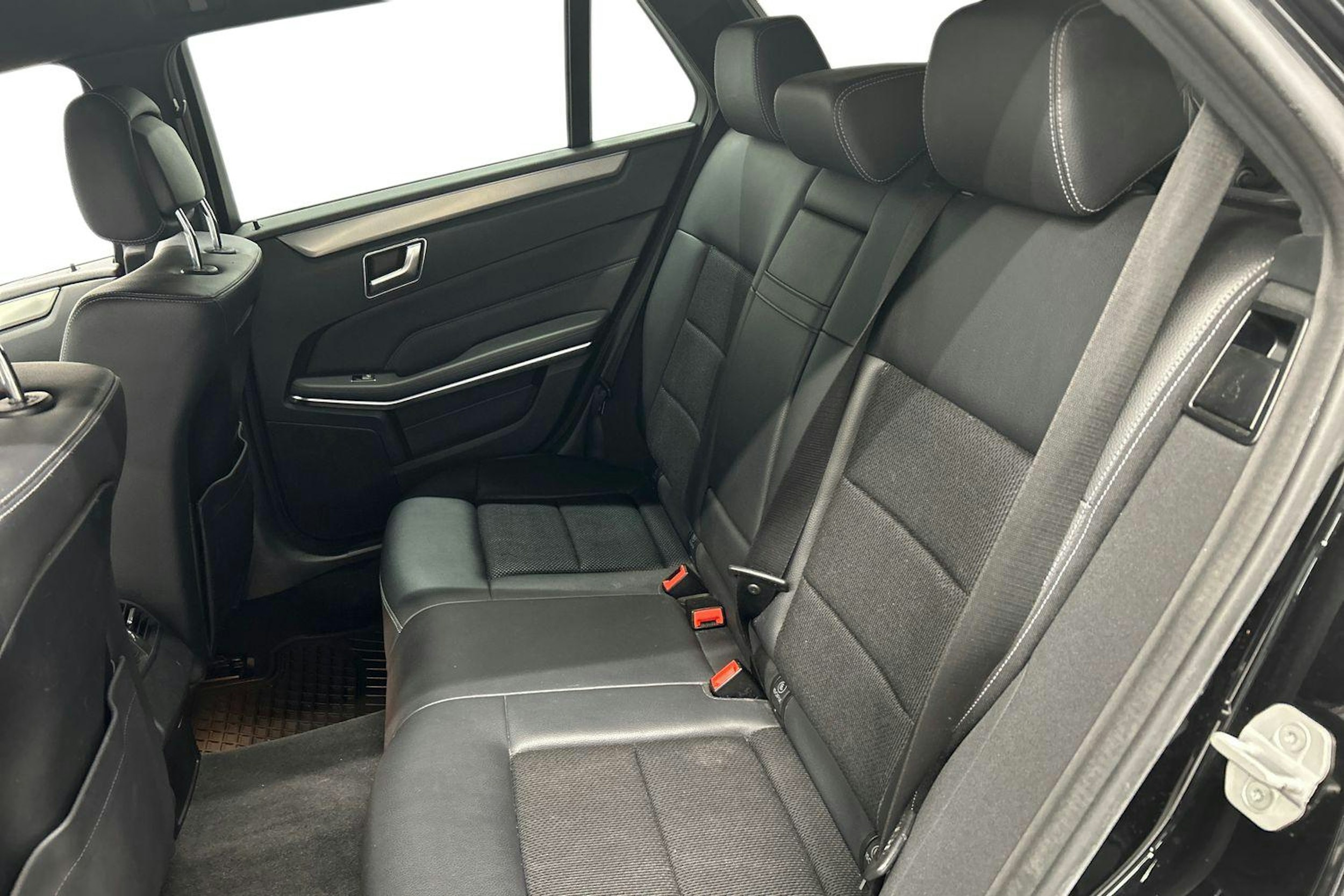 musta Mercedes-Benz E 2015 kuva 10.