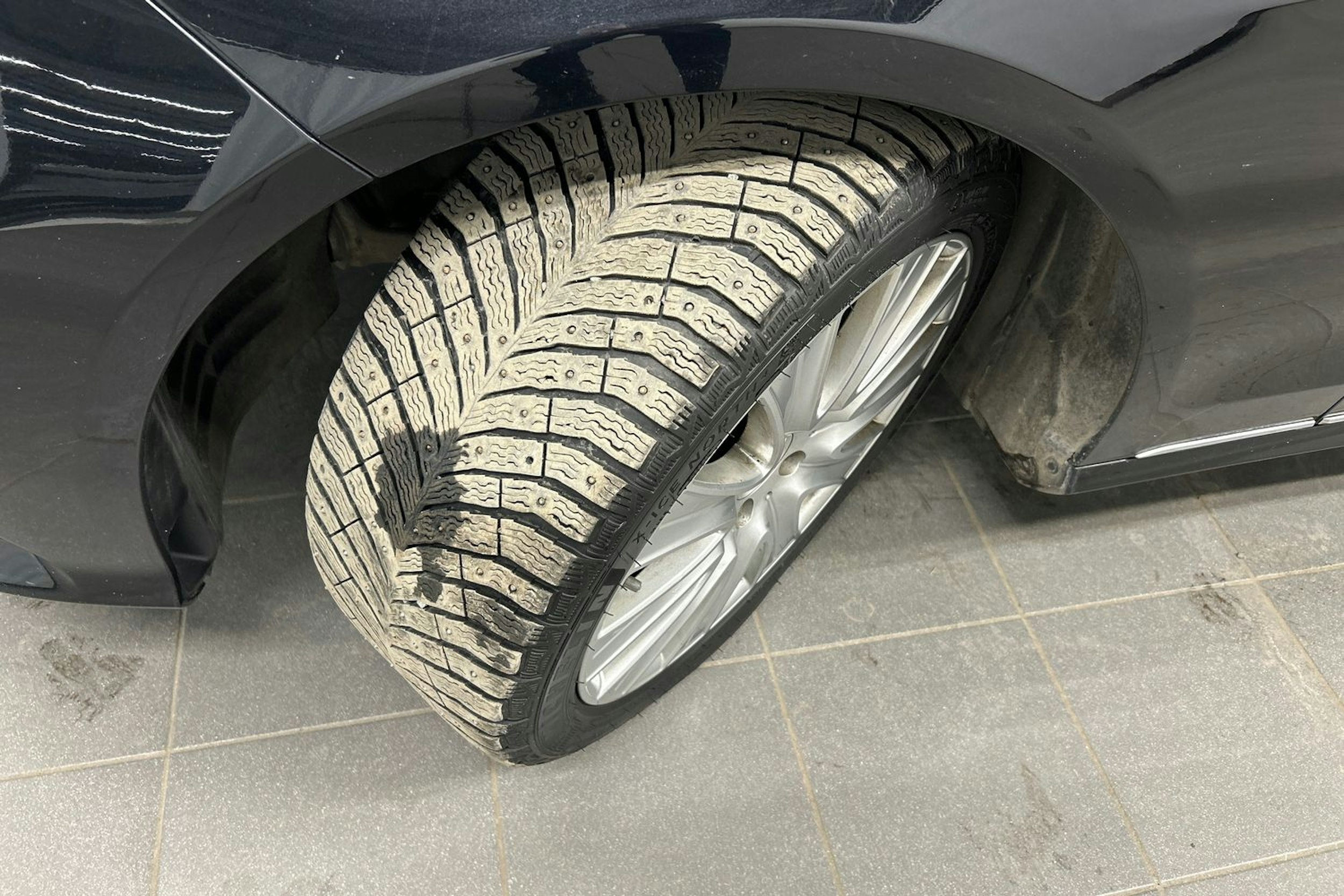 musta Mercedes-Benz E 2015 kuva 13.