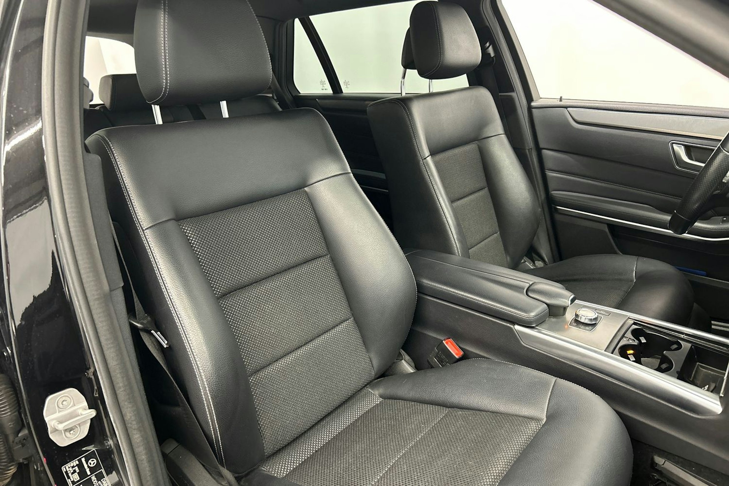 musta Mercedes-Benz E 2015 kuva 14.
