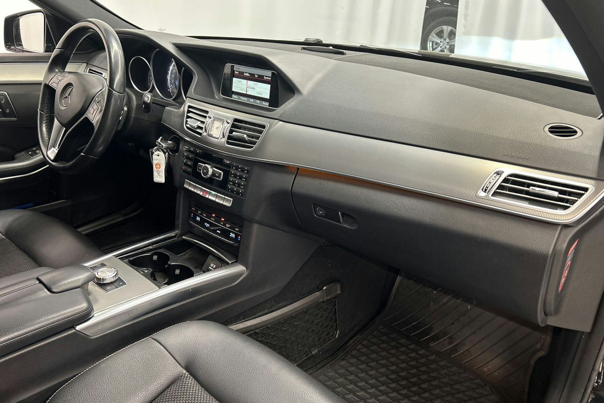 musta Mercedes-Benz E 2015 kuva 15.