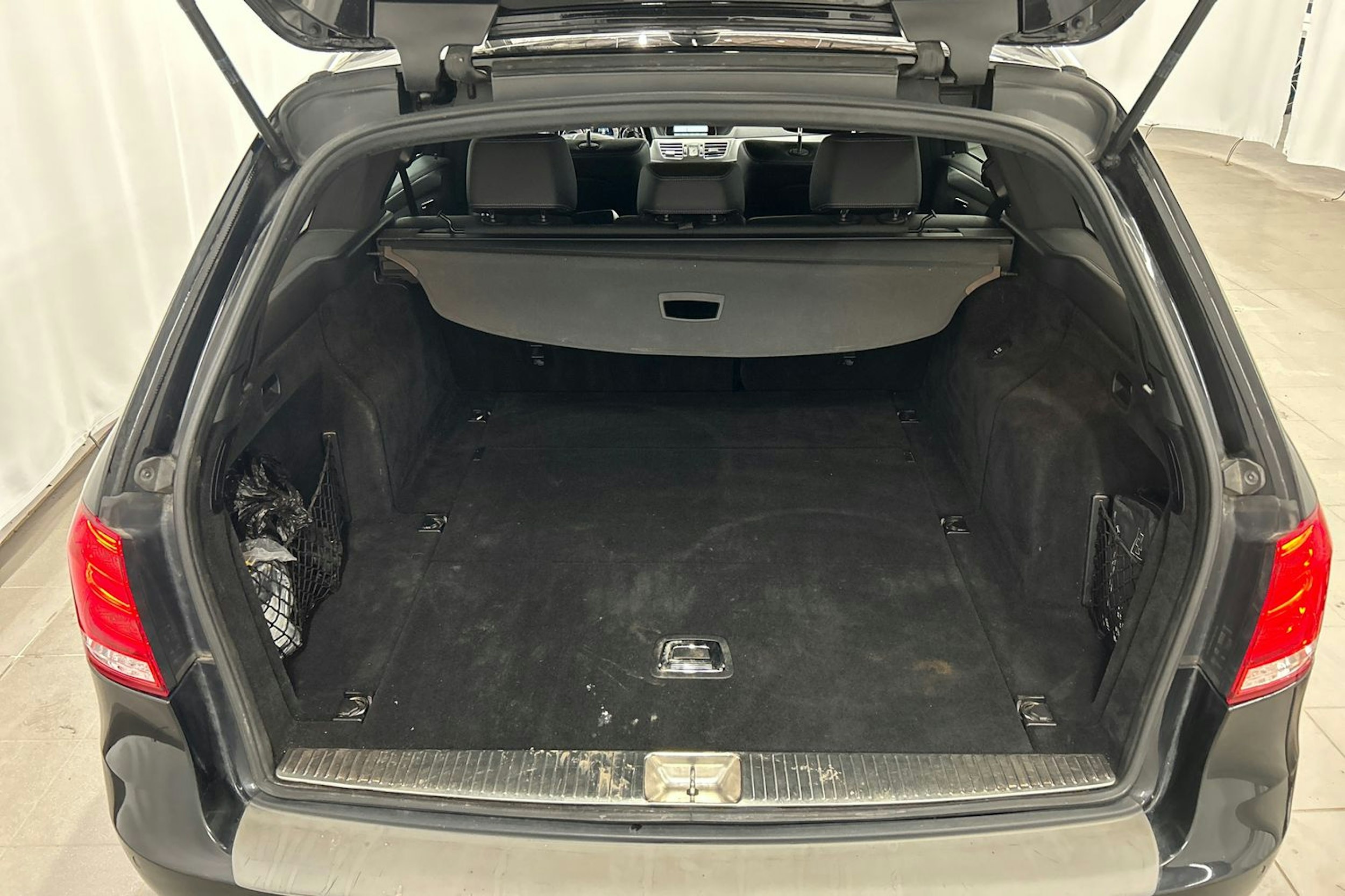 musta Mercedes-Benz E 2015 kuva 16.