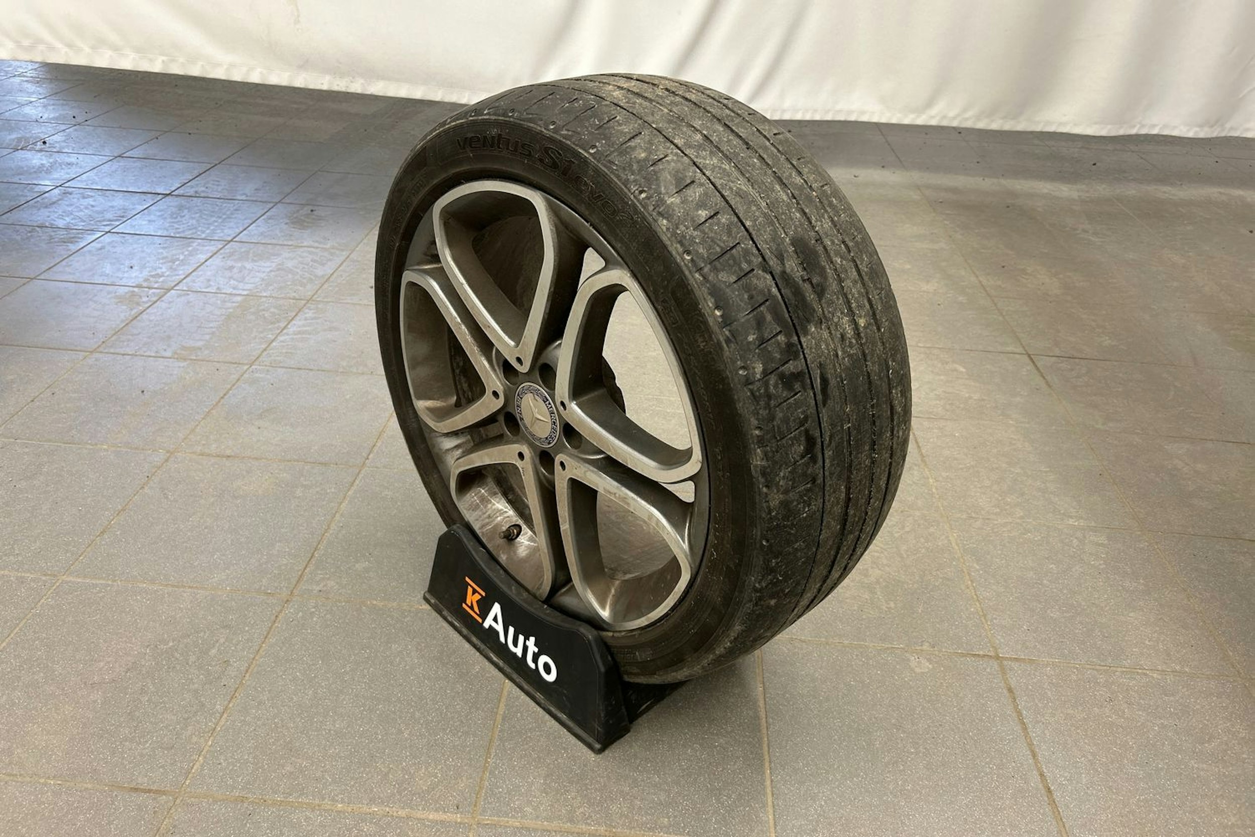 musta Mercedes-Benz E 2015 kuva 18.