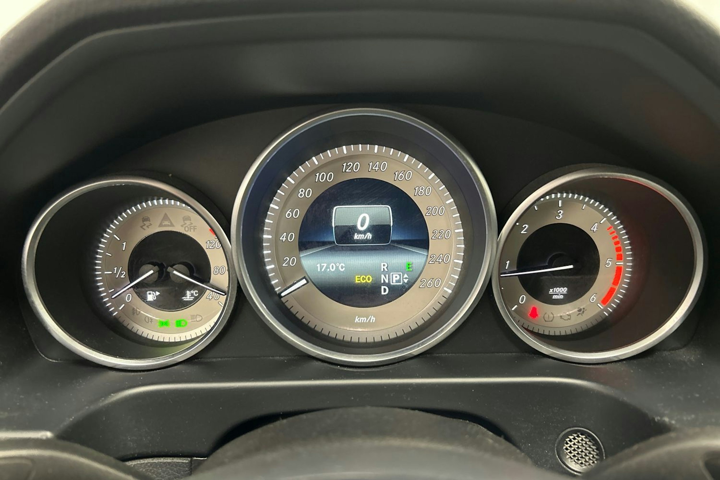 musta Mercedes-Benz E 2015 kuva 20.