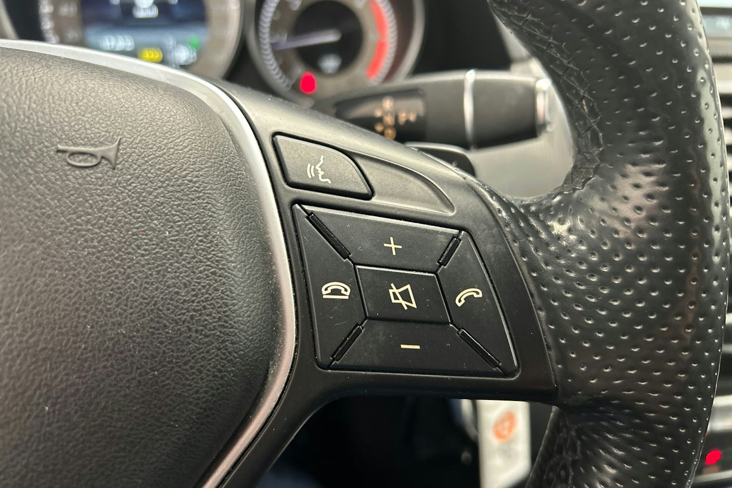 musta Mercedes-Benz E 2015 kuva 23.