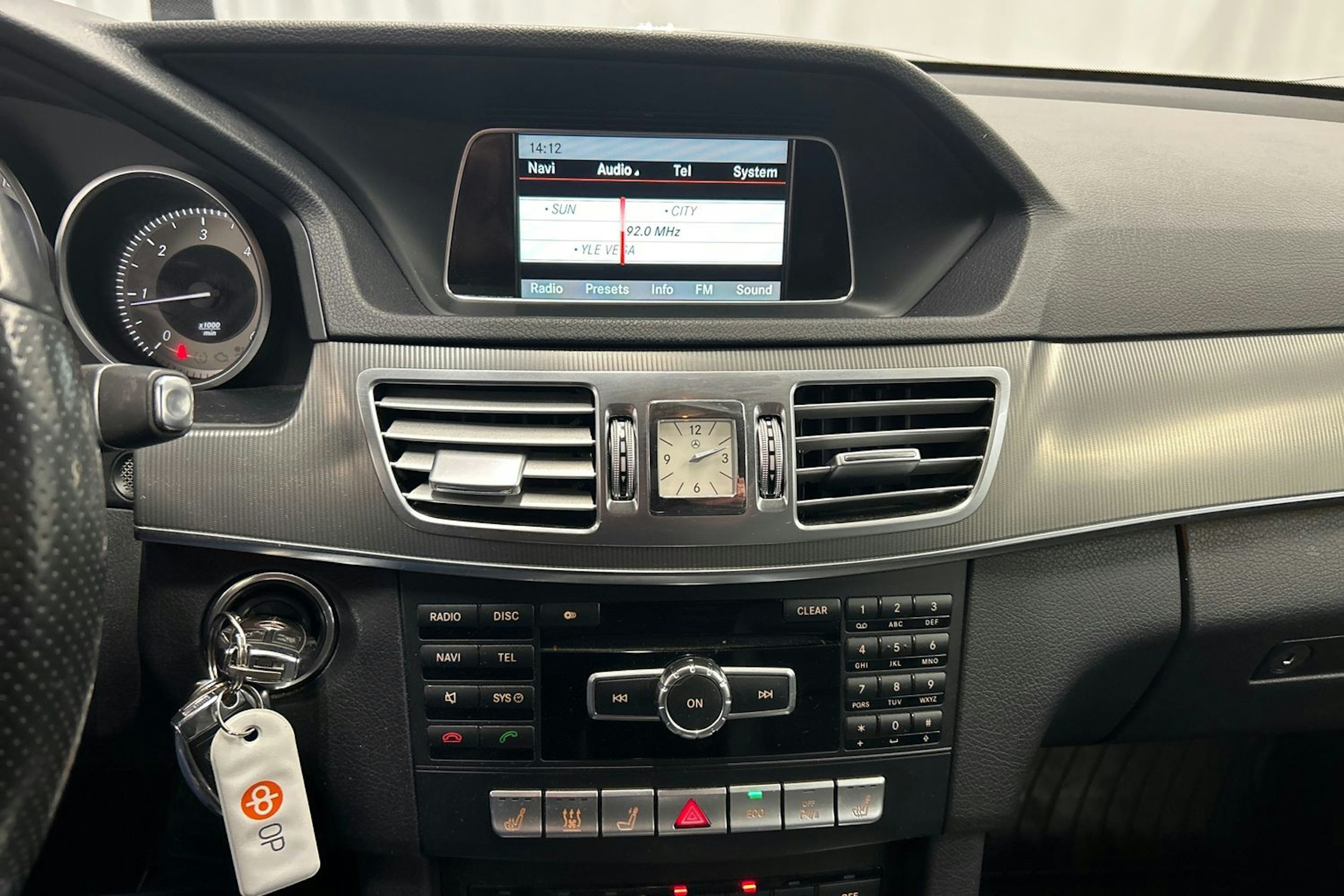 musta Mercedes-Benz E 2015 kuva 24.