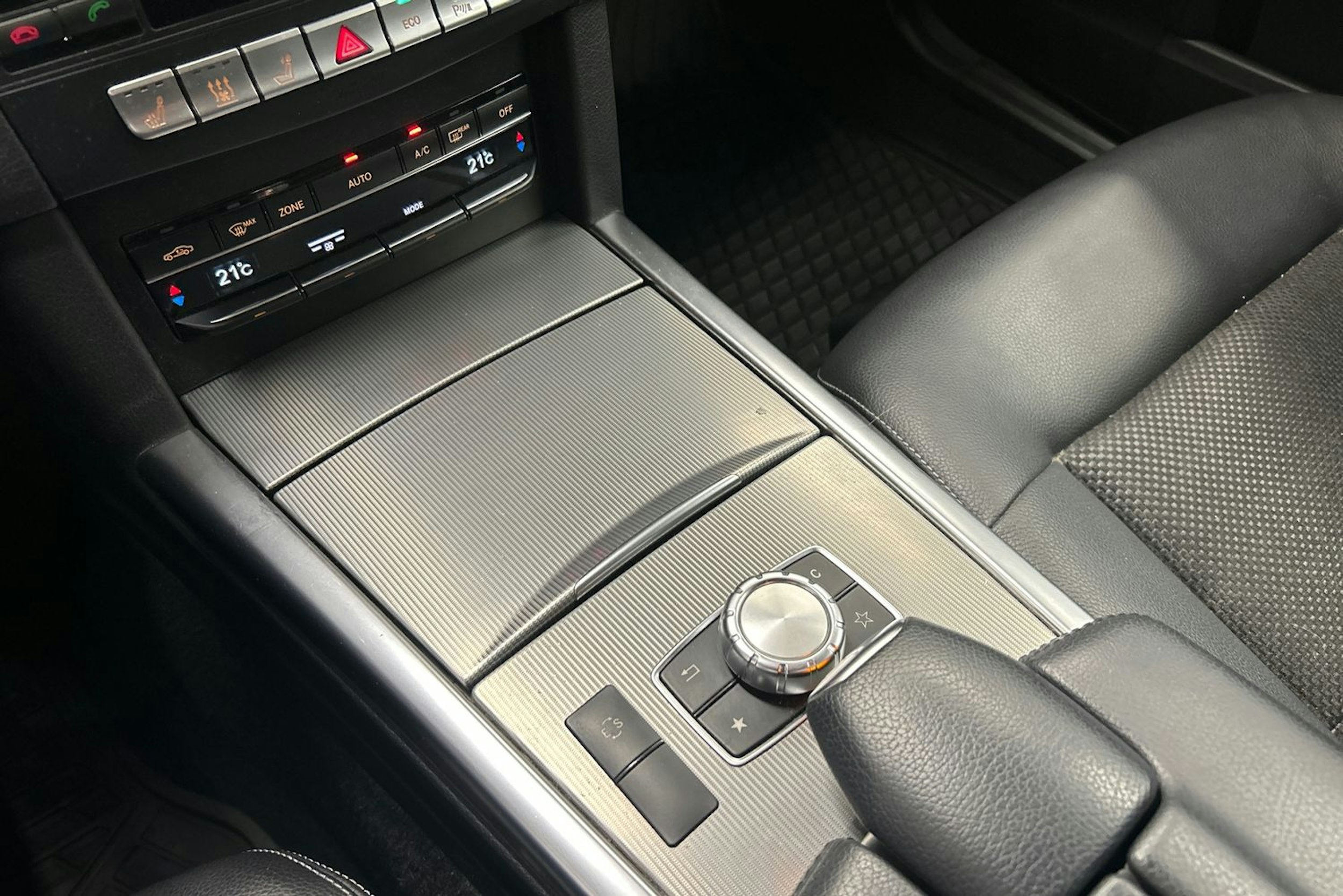 musta Mercedes-Benz E 2015 kuva 26.