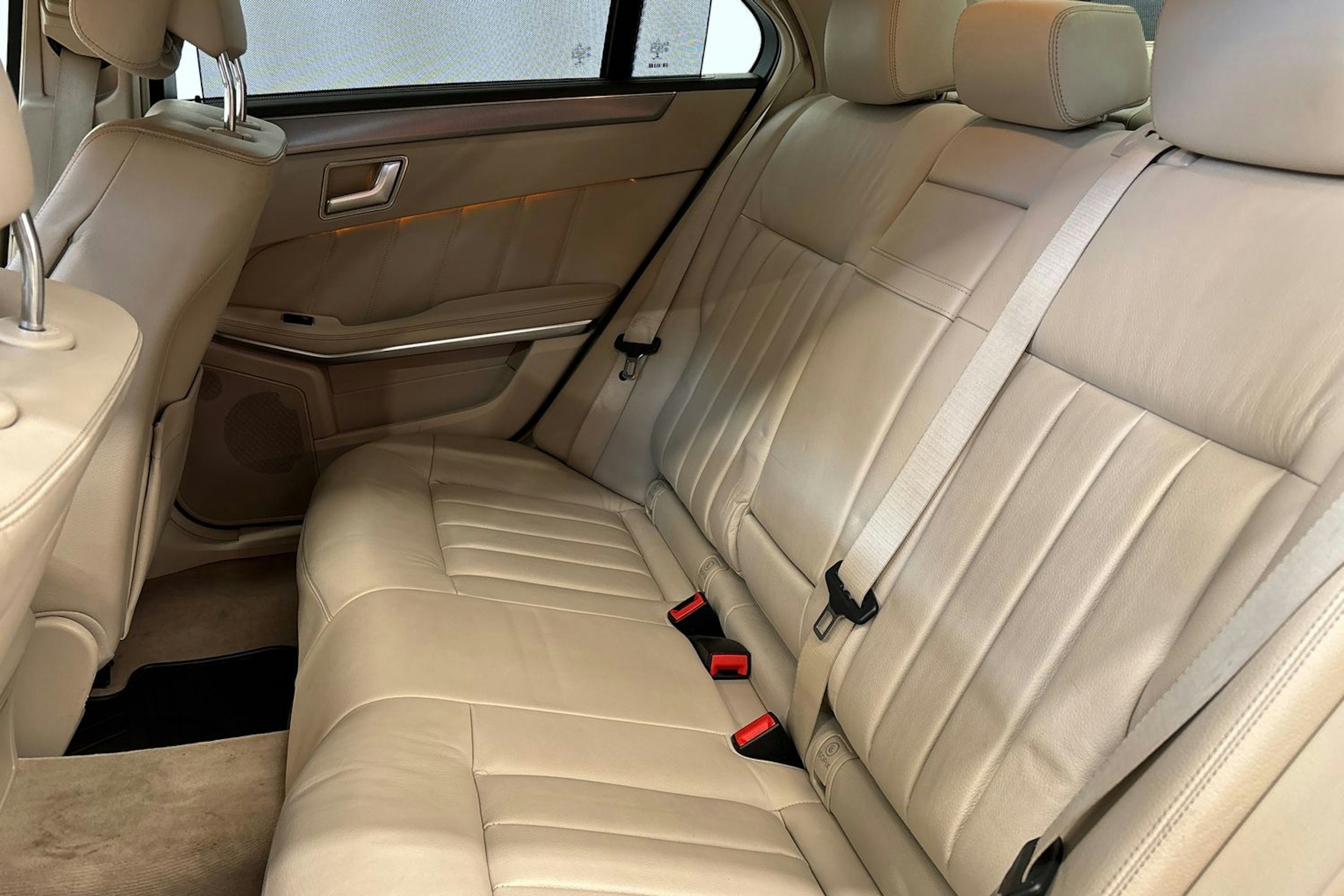 harmaa Mercedes-Benz E 2015 kuva 13.