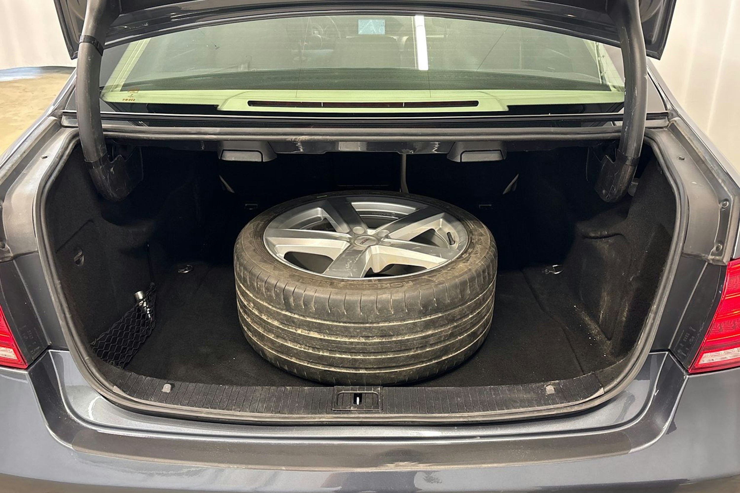 harmaa Mercedes-Benz E 2015 kuva 14.