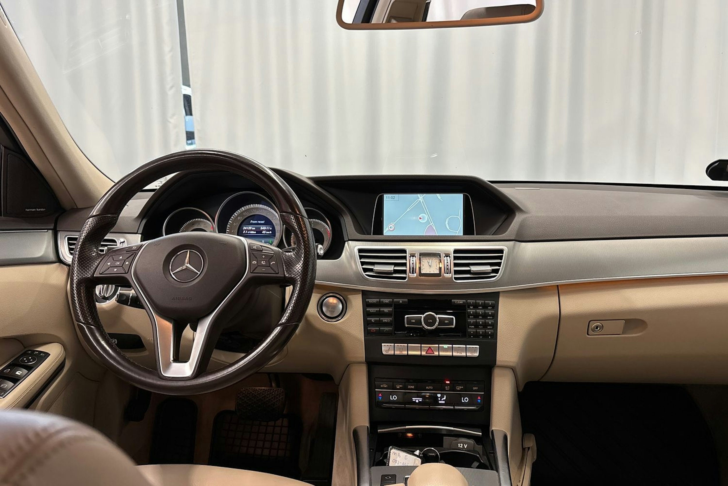 harmaa Mercedes-Benz E 2015 kuva 15.
