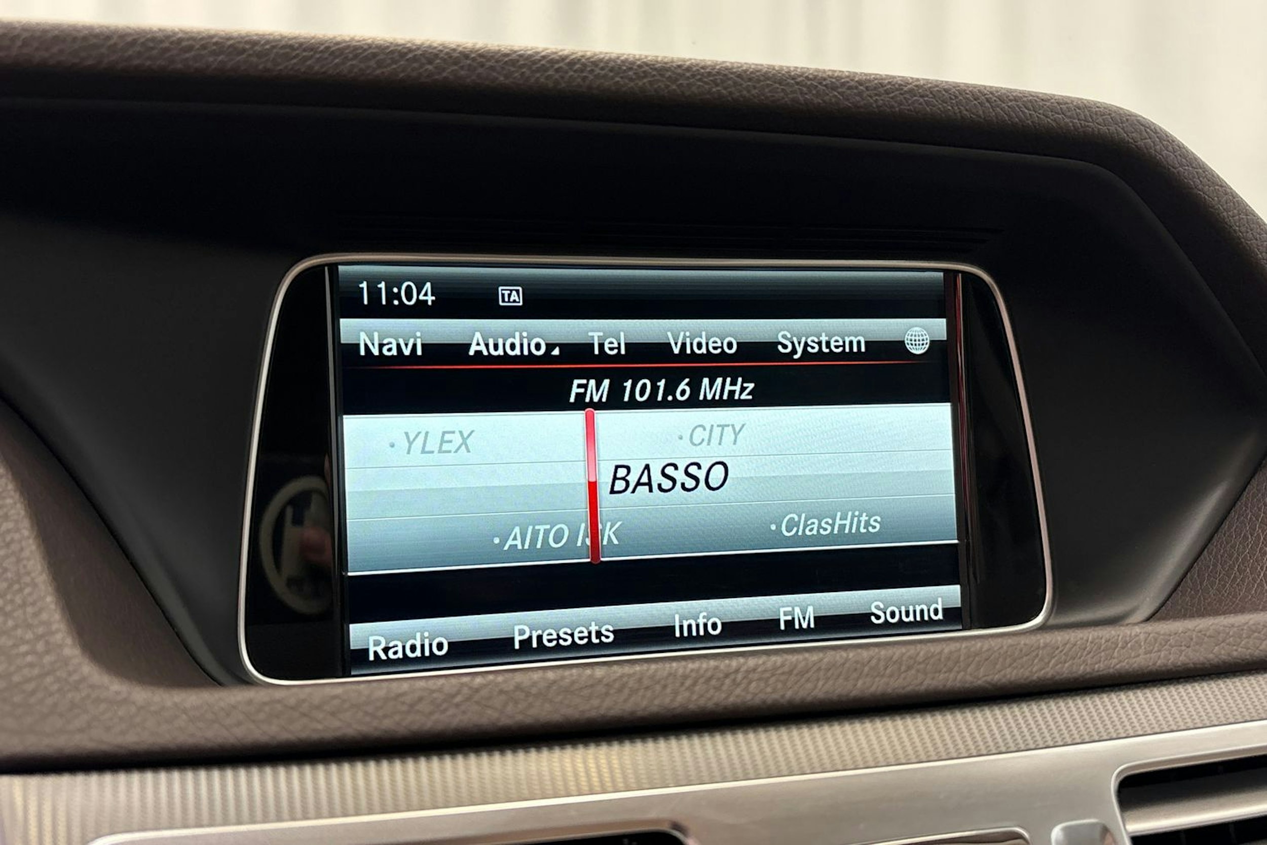 harmaa Mercedes-Benz E 2015 kuva 21.