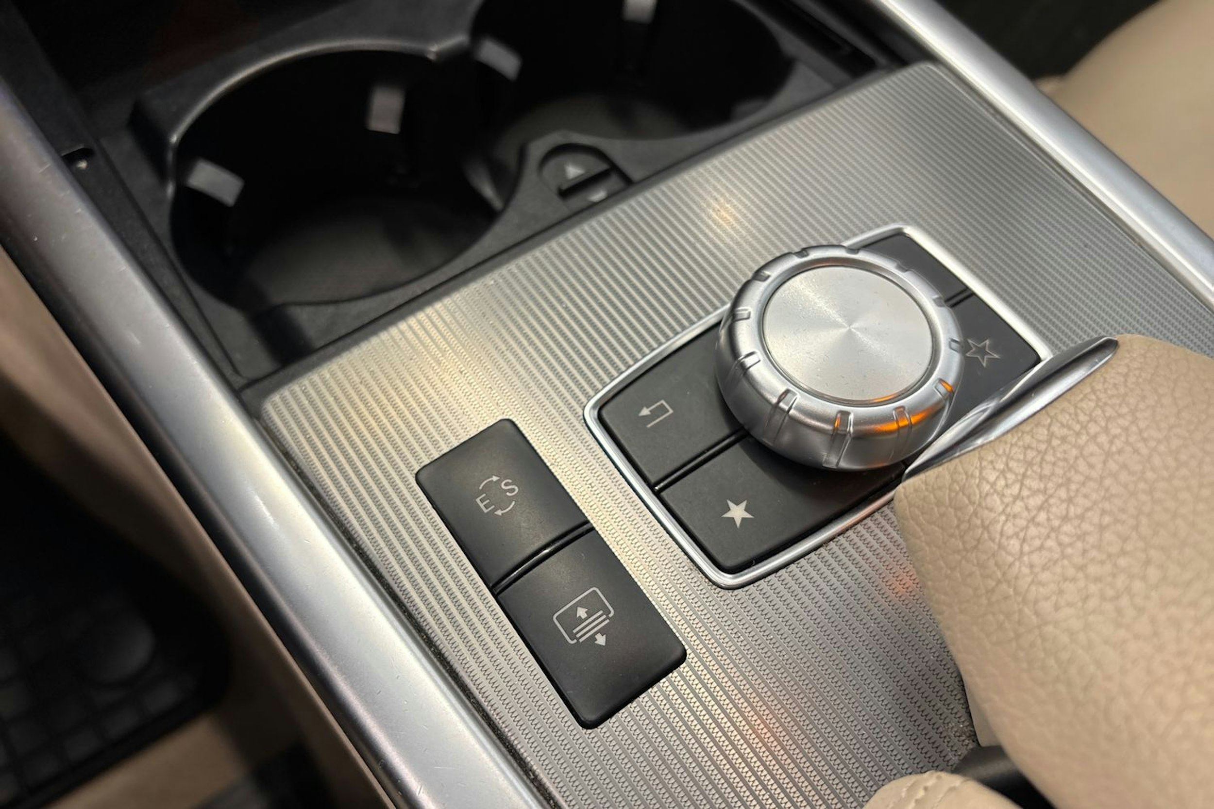 harmaa Mercedes-Benz E 2015 kuva 29.