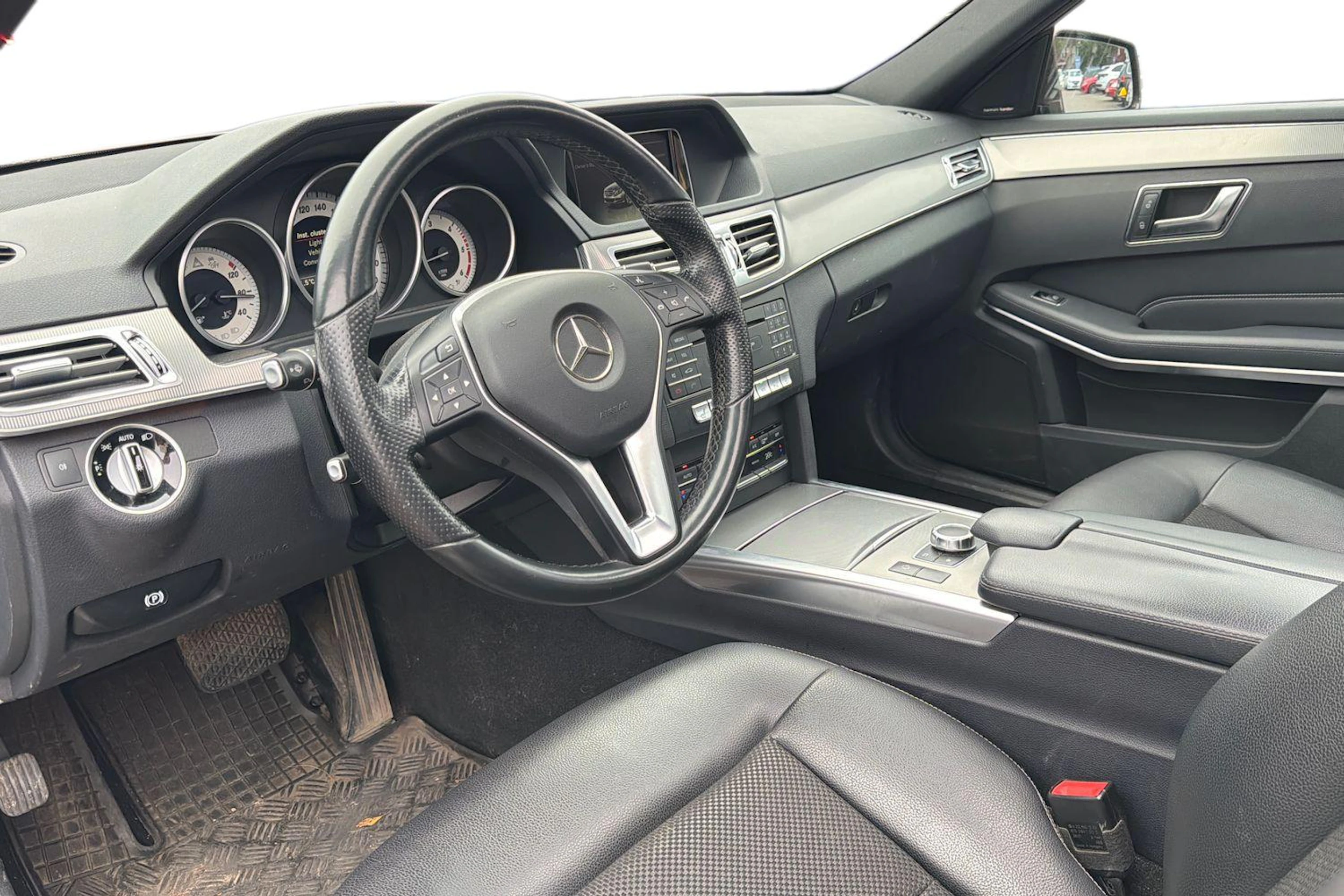 ruskea (beige) Mercedes-Benz E 2015 kuva 3.