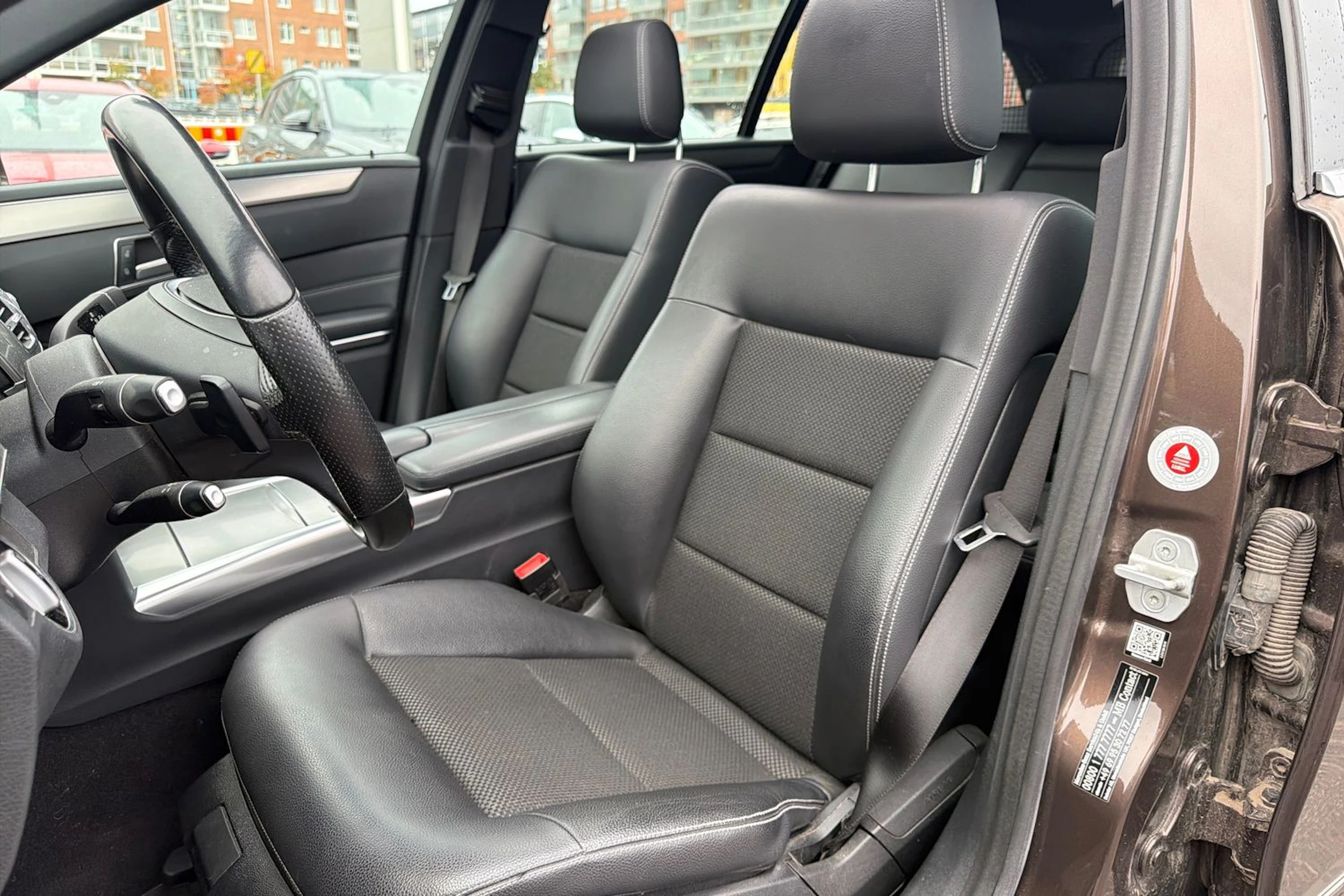 ruskea (beige) Mercedes-Benz E 2015 kuva 4.