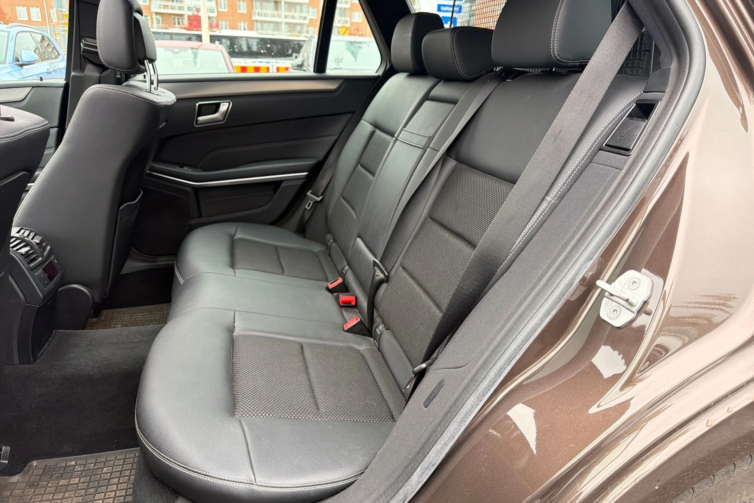 ruskea (beige) Mercedes-Benz E 2015 kuva 5.