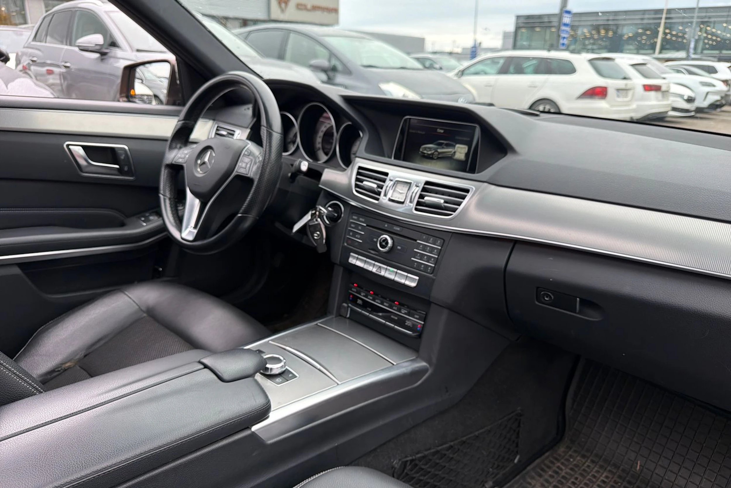 ruskea (beige) Mercedes-Benz E 2015 kuva 6.