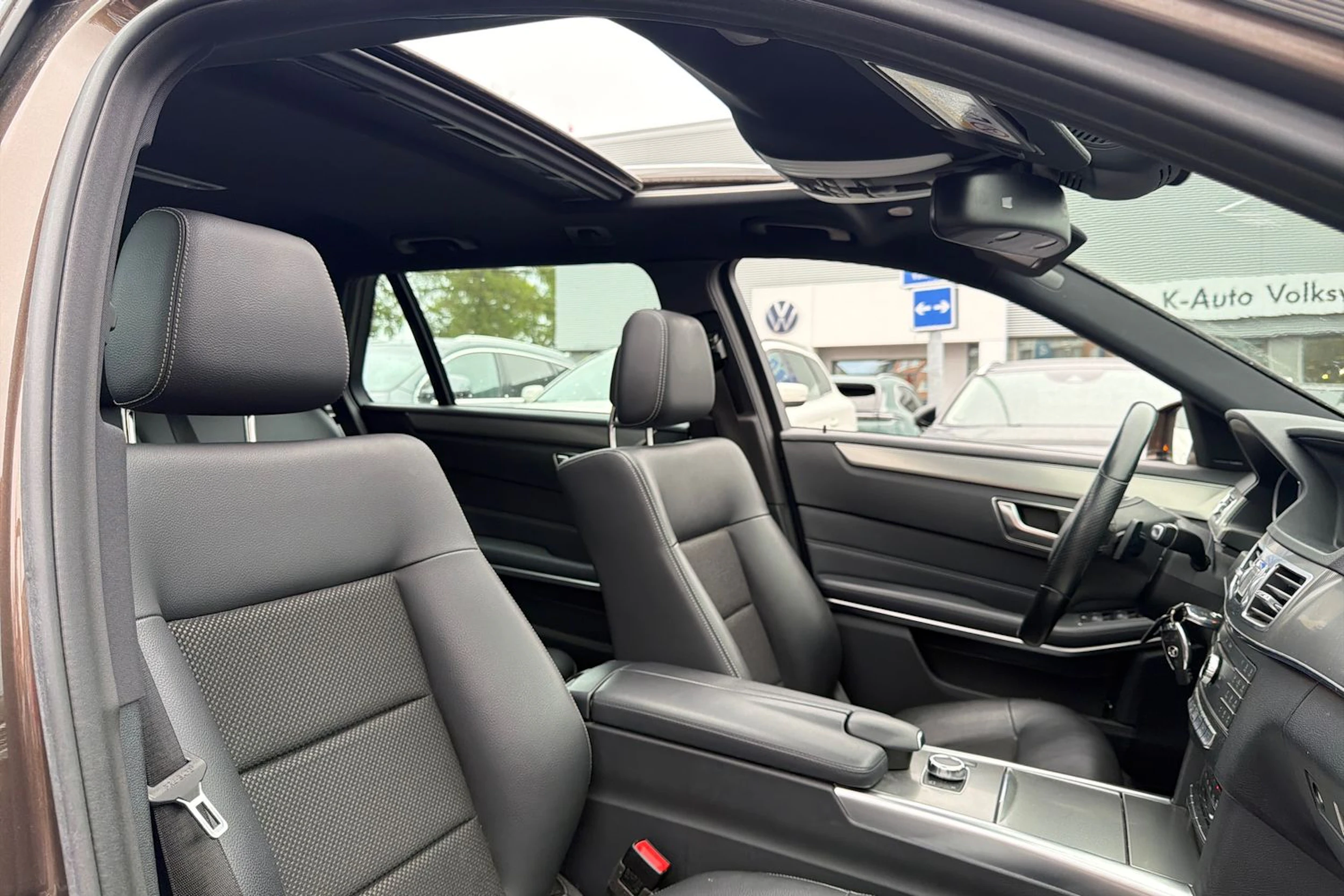 ruskea (beige) Mercedes-Benz E 2015 kuva 7.