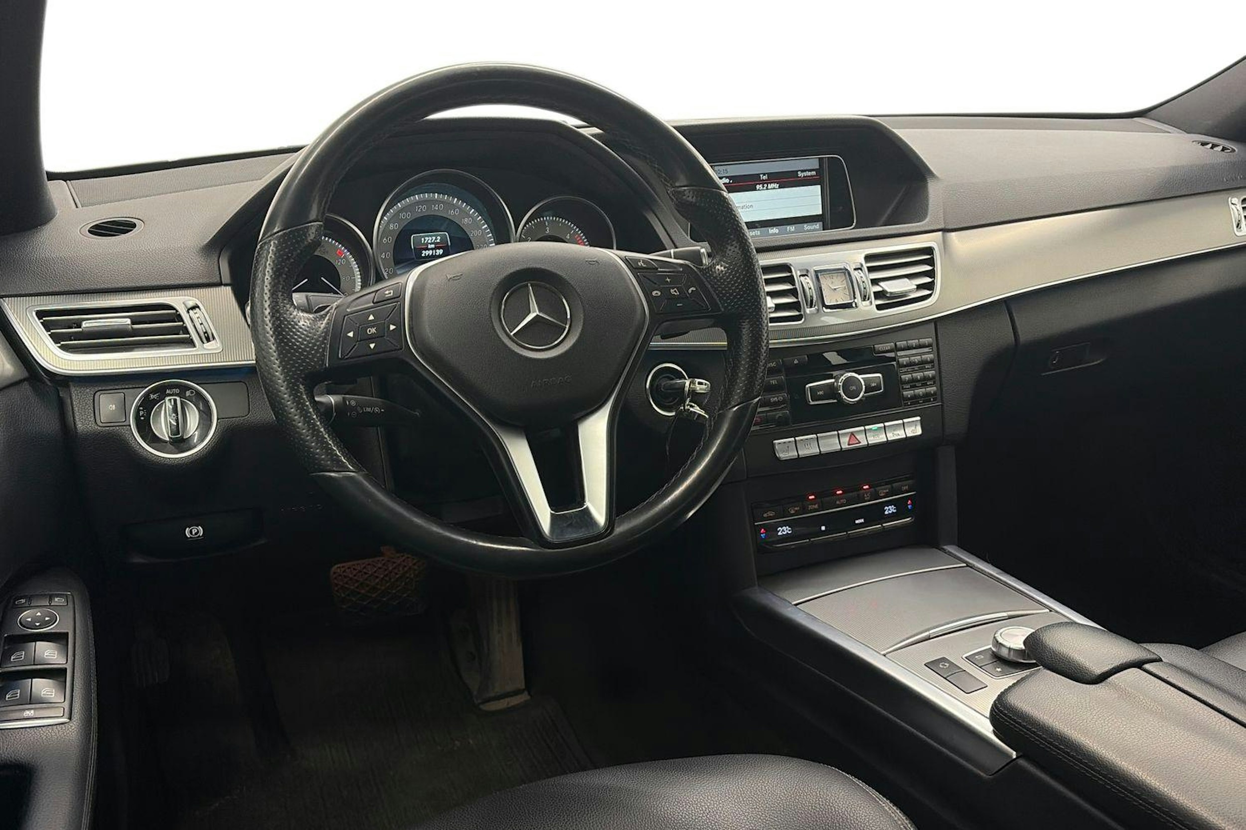ruskea (beige) Mercedes-Benz E 2015 kuva 7.