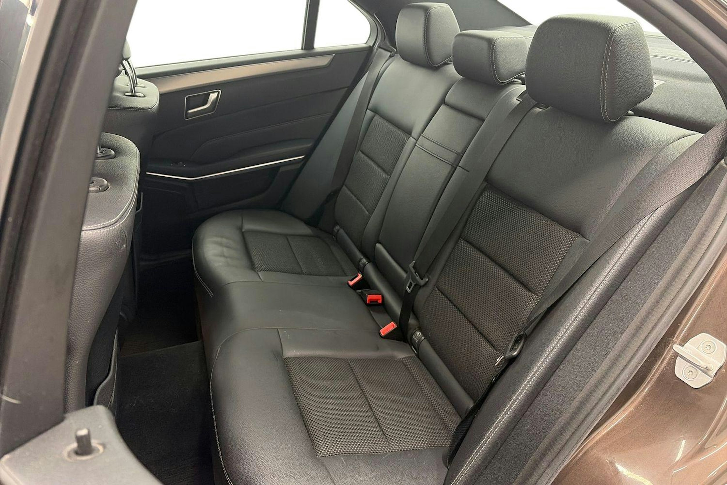 ruskea (beige) Mercedes-Benz E 2015 kuva 10.
