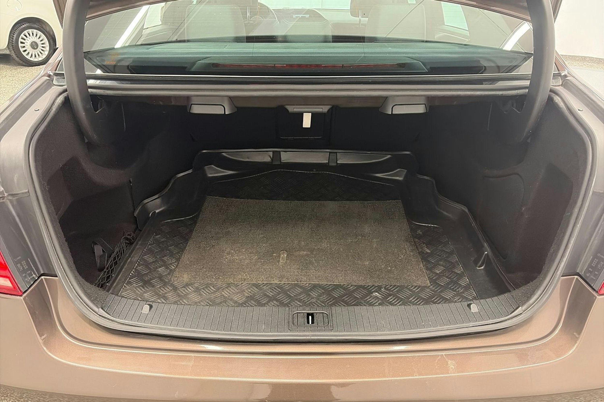 ruskea (beige) Mercedes-Benz E 2015 kuva 13.