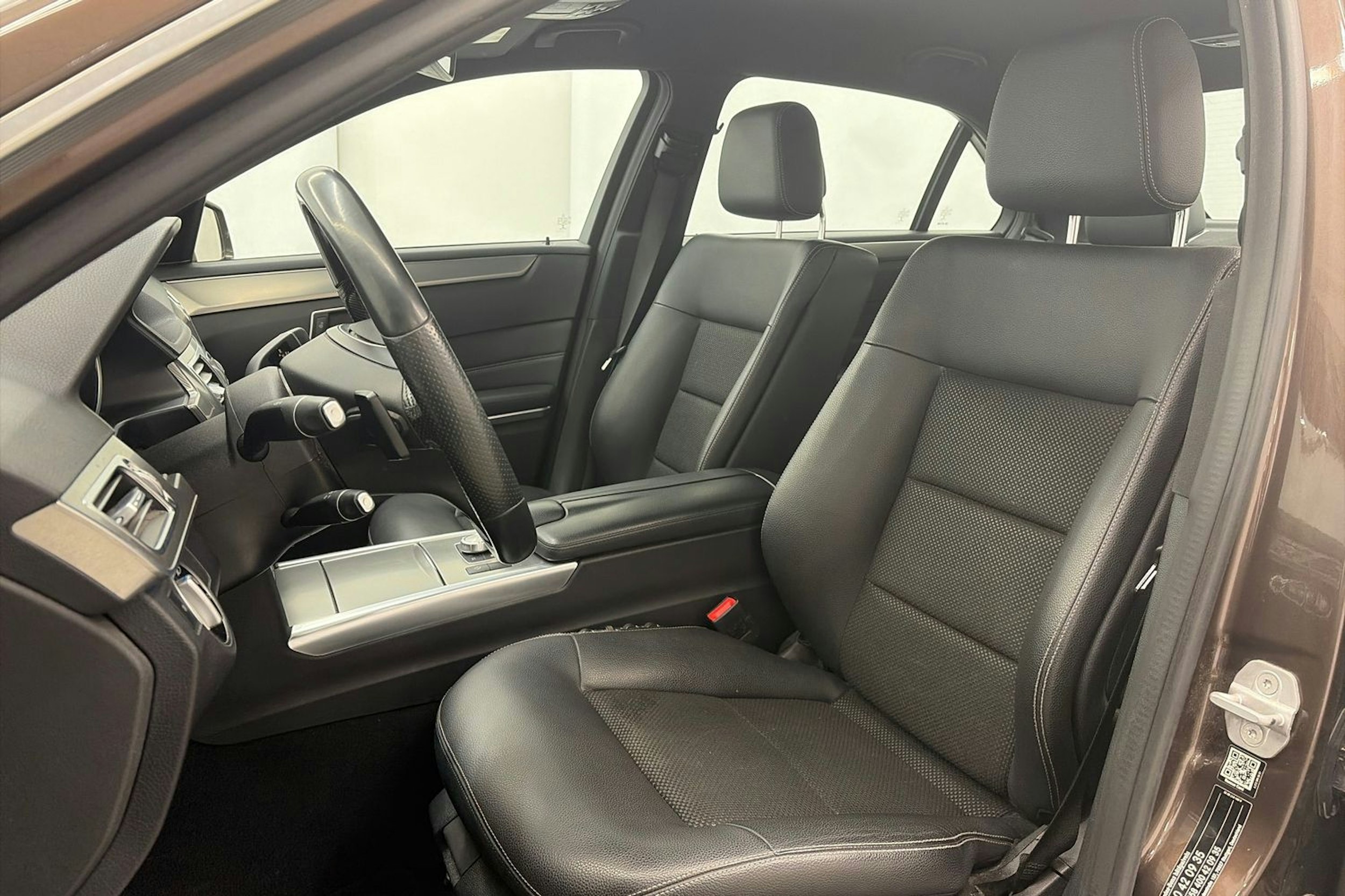 ruskea (beige) Mercedes-Benz E 2015 kuva 14.