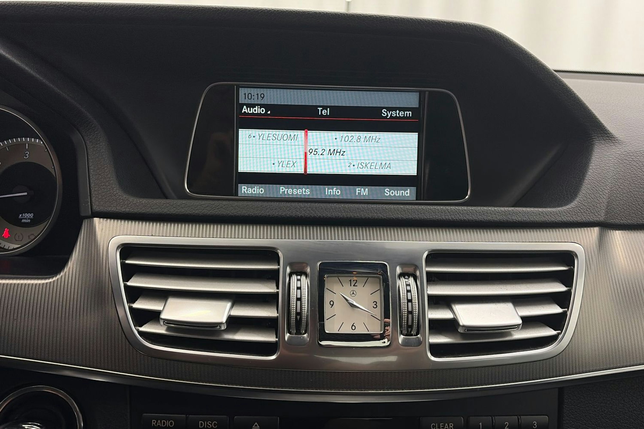 ruskea (beige) Mercedes-Benz E 2015 kuva 19.