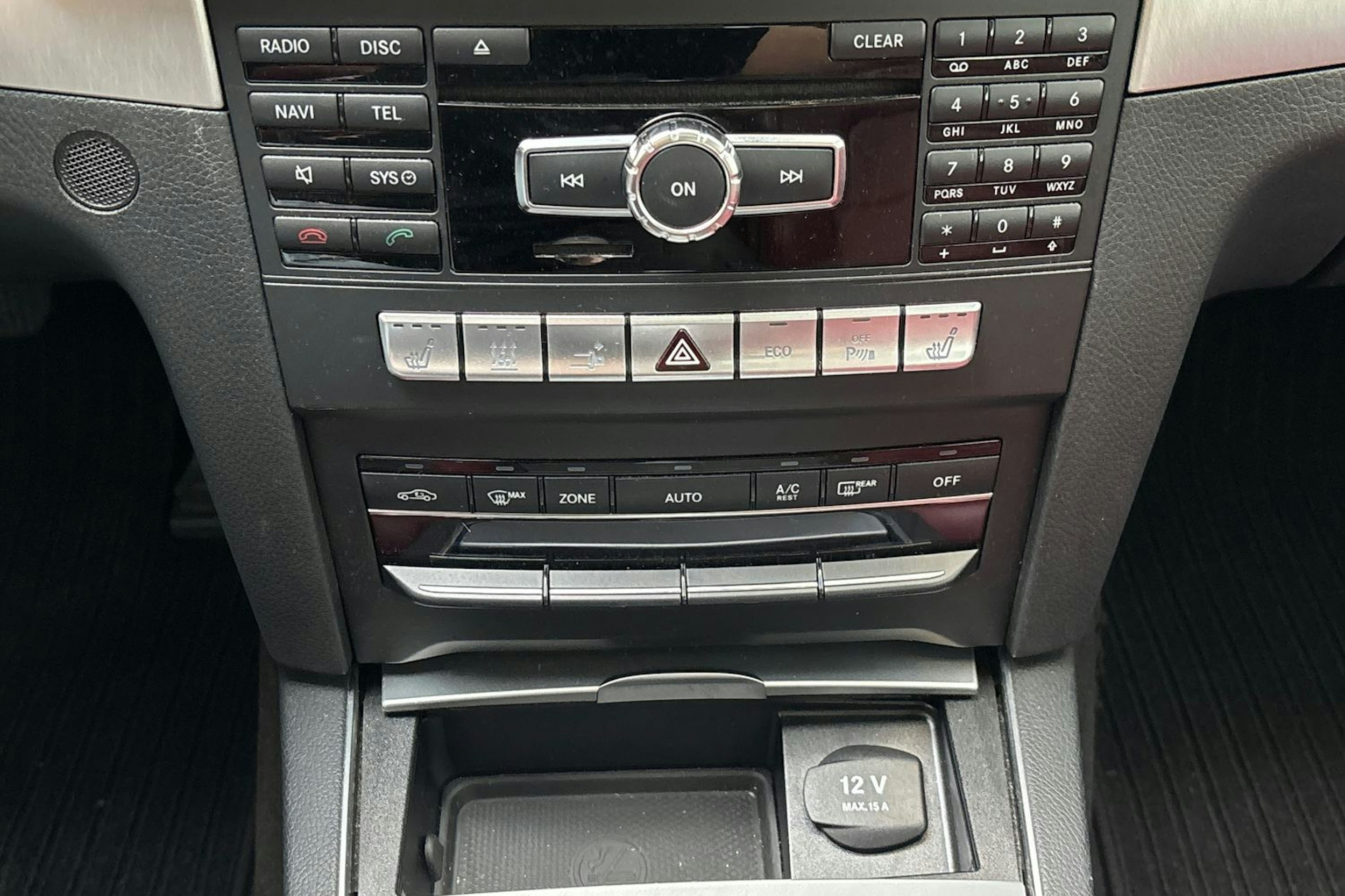 valkoinen Mercedes-Benz E 2015 kuva 30.